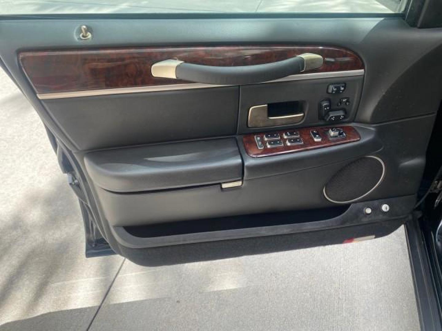 2008 Black /Black Lincoln Town Car Limited LOW MILES 70,308 BLACK (2LNHM82W08X) with an 4.6L SOHC EFI V8 Engine engine, Automatic transmission, located at 4701 North Dixie Hwy, Pompano Beach, FL, 33064, (954) 422-2889, 26.240938, -80.123474 - OUR WEBPAGE FLORIDACARS1.COM HAS OVER 100 PHOTOS AND FREE CARFAX LINK 2008 LINCOLN TOWN CAR SIGNATURE LIMITED VIN: 2LNHM82W08X641102 2 L N H M 8 2 W 0 8 X 6 4 1 1 0 2 SEDAN 4 DR 4.6L V8 F SOHC GASOLINE REAR WHEEL DRIVE Features ABS Brakes Air Conditioning Alloy Wheels AM/FM Stereo Automatic Transmis - Photo#32