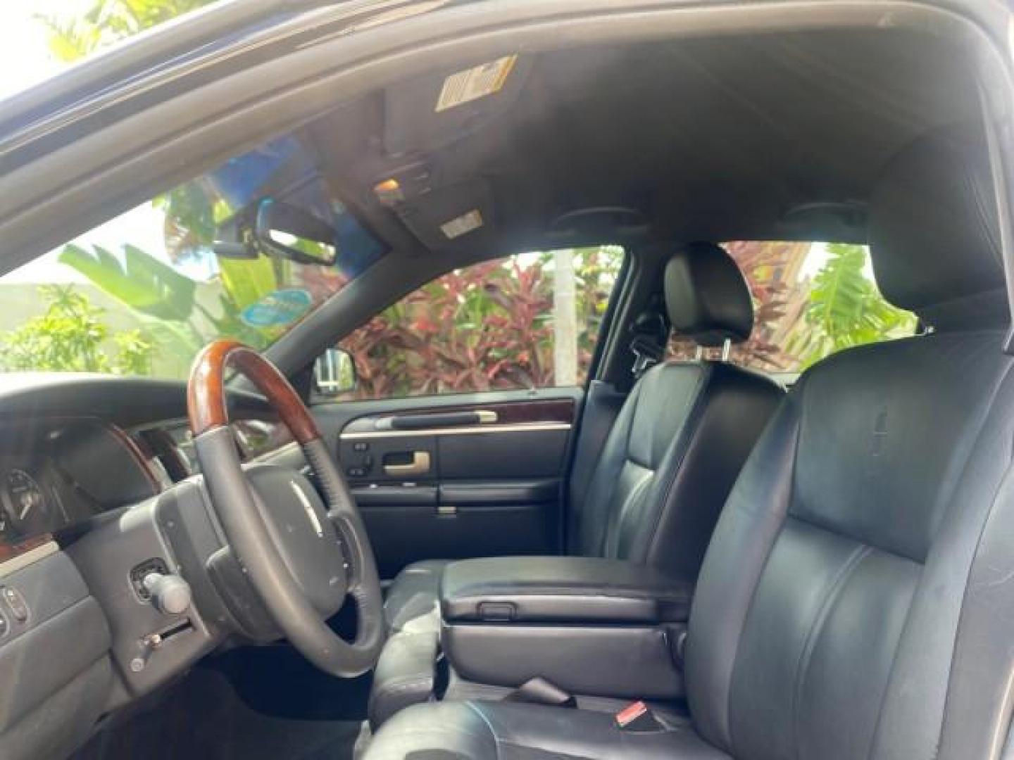 2008 Black /Black Lincoln Town Car Limited LOW MILES 70,308 BLACK (2LNHM82W08X) with an 4.6L SOHC EFI V8 Engine engine, Automatic transmission, located at 4701 North Dixie Hwy, Pompano Beach, FL, 33064, (954) 422-2889, 26.240938, -80.123474 - OUR WEBPAGE FLORIDACARS1.COM HAS OVER 100 PHOTOS AND FREE CARFAX LINK 2008 LINCOLN TOWN CAR SIGNATURE LIMITED VIN: 2LNHM82W08X641102 2 L N H M 8 2 W 0 8 X 6 4 1 1 0 2 SEDAN 4 DR 4.6L V8 F SOHC GASOLINE REAR WHEEL DRIVE Features ABS Brakes Air Conditioning Alloy Wheels AM/FM Stereo Automatic Transmis - Photo#36