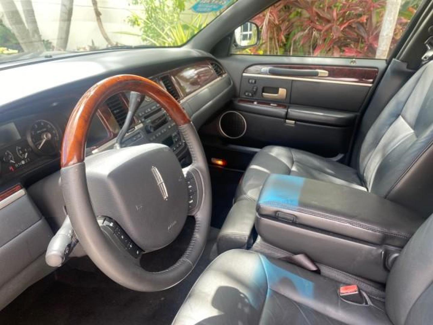 2008 Black /Black Lincoln Town Car Limited LOW MILES 70,308 BLACK (2LNHM82W08X) with an 4.6L SOHC EFI V8 Engine engine, Automatic transmission, located at 4701 North Dixie Hwy, Pompano Beach, FL, 33064, (954) 422-2889, 26.240938, -80.123474 - OUR WEBPAGE FLORIDACARS1.COM HAS OVER 100 PHOTOS AND FREE CARFAX LINK 2008 LINCOLN TOWN CAR SIGNATURE LIMITED VIN: 2LNHM82W08X641102 2 L N H M 8 2 W 0 8 X 6 4 1 1 0 2 SEDAN 4 DR 4.6L V8 F SOHC GASOLINE REAR WHEEL DRIVE Features ABS Brakes Air Conditioning Alloy Wheels AM/FM Stereo Automatic Transmis - Photo#37