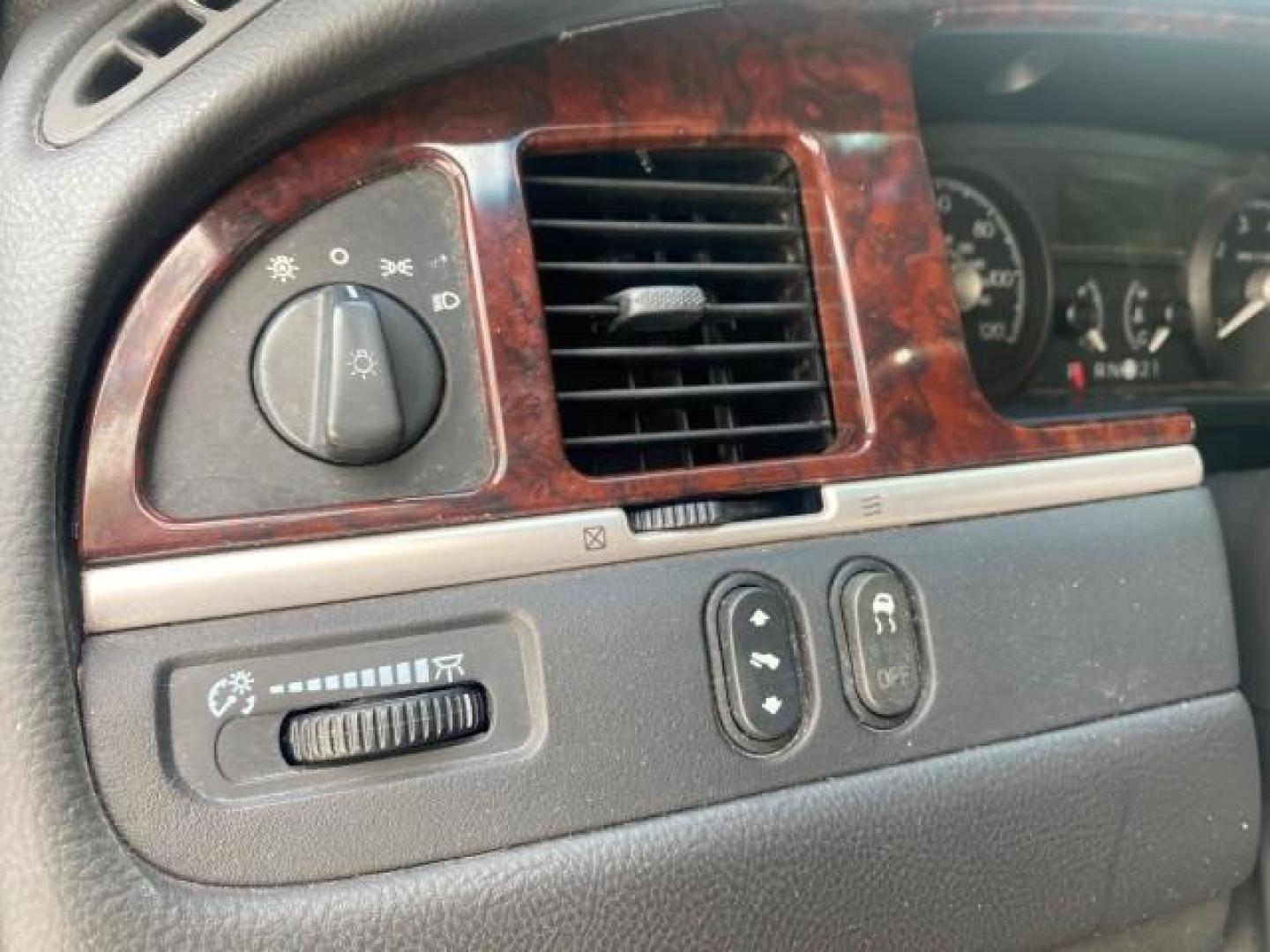 2008 Black /Black Lincoln Town Car Limited LOW MILES 70,308 BLACK (2LNHM82W08X) with an 4.6L SOHC EFI V8 Engine engine, Automatic transmission, located at 4701 North Dixie Hwy, Pompano Beach, FL, 33064, (954) 422-2889, 26.240938, -80.123474 - OUR WEBPAGE FLORIDACARS1.COM HAS OVER 100 PHOTOS AND FREE CARFAX LINK 2008 LINCOLN TOWN CAR SIGNATURE LIMITED VIN: 2LNHM82W08X641102 2 L N H M 8 2 W 0 8 X 6 4 1 1 0 2 SEDAN 4 DR 4.6L V8 F SOHC GASOLINE REAR WHEEL DRIVE Features ABS Brakes Air Conditioning Alloy Wheels AM/FM Stereo Automatic Transmis - Photo#43