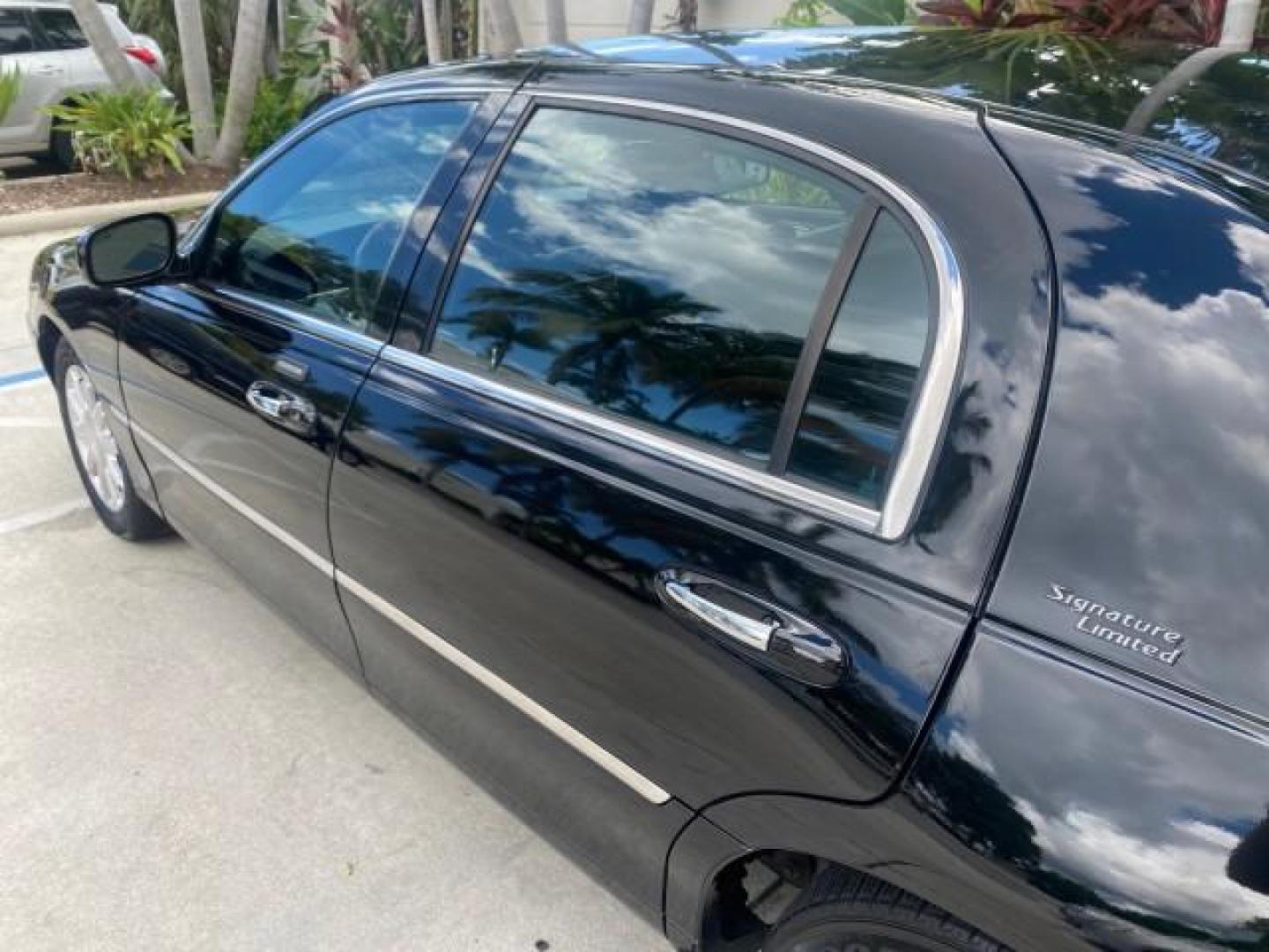 2008 Black /Black Lincoln Town Car Limited LOW MILES 70,308 BLACK (2LNHM82W08X) with an 4.6L SOHC EFI V8 Engine engine, Automatic transmission, located at 4701 North Dixie Hwy, Pompano Beach, FL, 33064, (954) 422-2889, 26.240938, -80.123474 - OUR WEBPAGE FLORIDACARS1.COM HAS OVER 100 PHOTOS AND FREE CARFAX LINK 2008 LINCOLN TOWN CAR SIGNATURE LIMITED VIN: 2LNHM82W08X641102 2 L N H M 8 2 W 0 8 X 6 4 1 1 0 2 SEDAN 4 DR 4.6L V8 F SOHC GASOLINE REAR WHEEL DRIVE Features ABS Brakes Air Conditioning Alloy Wheels AM/FM Stereo Automatic Transmis - Photo#59