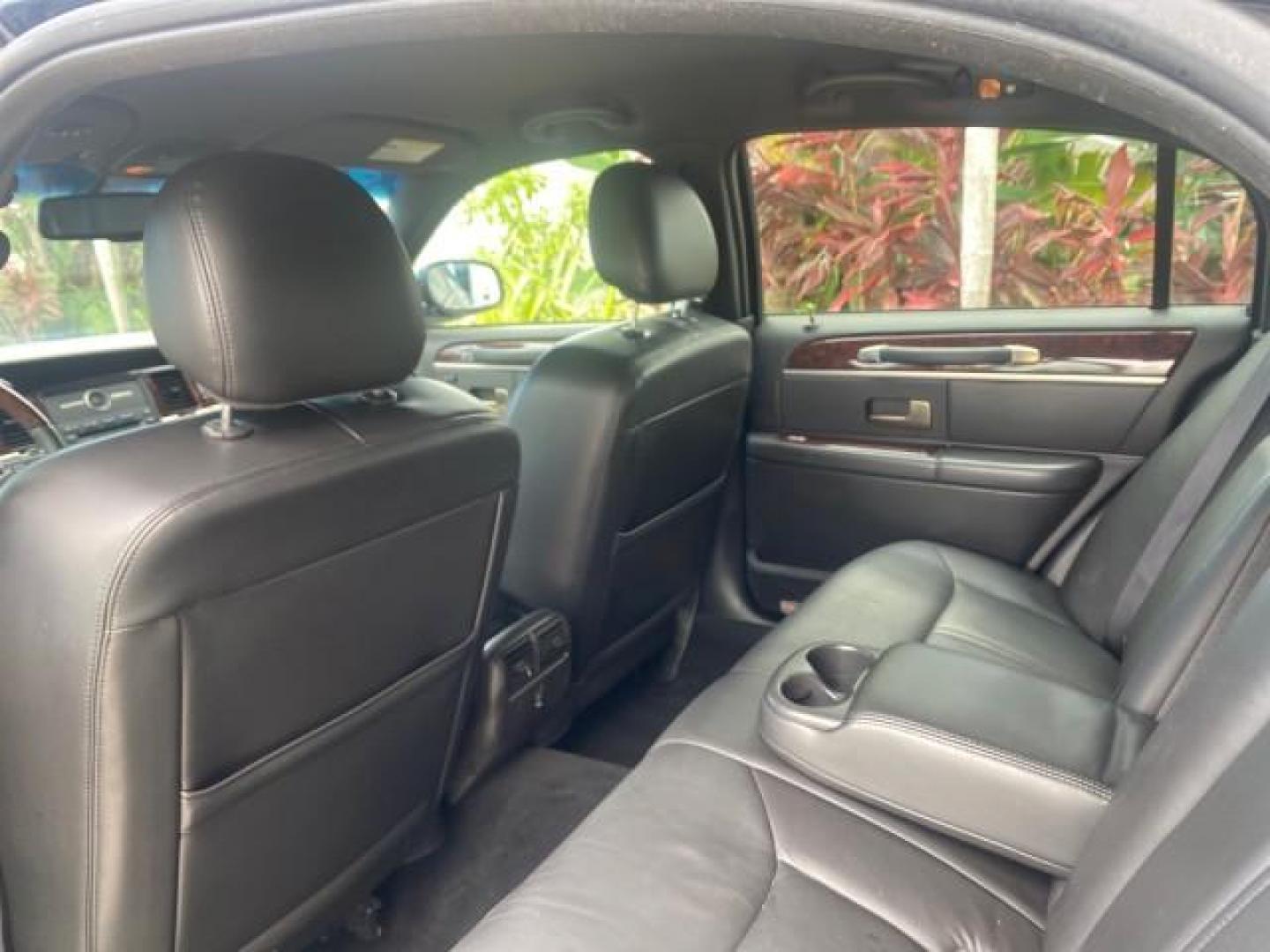 2008 Black /Black Lincoln Town Car Limited LOW MILES 70,308 BLACK (2LNHM82W08X) with an 4.6L SOHC EFI V8 Engine engine, Automatic transmission, located at 4701 North Dixie Hwy, Pompano Beach, FL, 33064, (954) 422-2889, 26.240938, -80.123474 - OUR WEBPAGE FLORIDACARS1.COM HAS OVER 100 PHOTOS AND FREE CARFAX LINK 2008 LINCOLN TOWN CAR SIGNATURE LIMITED VIN: 2LNHM82W08X641102 2 L N H M 8 2 W 0 8 X 6 4 1 1 0 2 SEDAN 4 DR 4.6L V8 F SOHC GASOLINE REAR WHEEL DRIVE Features ABS Brakes Air Conditioning Alloy Wheels AM/FM Stereo Automatic Transmis - Photo#65