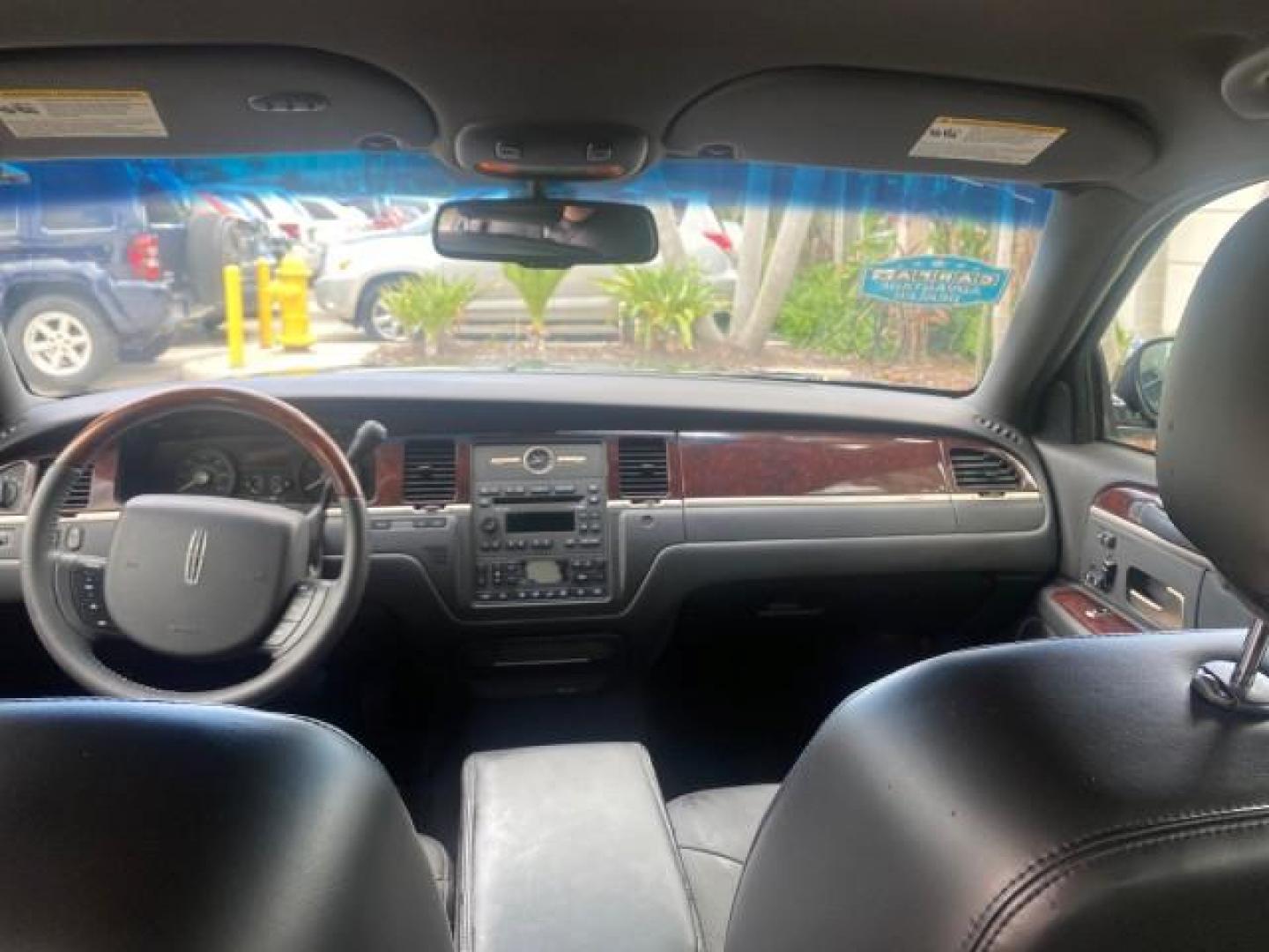 2008 Black /Black Lincoln Town Car Limited LOW MILES 70,308 BLACK (2LNHM82W08X) with an 4.6L SOHC EFI V8 Engine engine, Automatic transmission, located at 4701 North Dixie Hwy, Pompano Beach, FL, 33064, (954) 422-2889, 26.240938, -80.123474 - OUR WEBPAGE FLORIDACARS1.COM HAS OVER 100 PHOTOS AND FREE CARFAX LINK 2008 LINCOLN TOWN CAR SIGNATURE LIMITED VIN: 2LNHM82W08X641102 2 L N H M 8 2 W 0 8 X 6 4 1 1 0 2 SEDAN 4 DR 4.6L V8 F SOHC GASOLINE REAR WHEEL DRIVE Features ABS Brakes Air Conditioning Alloy Wheels AM/FM Stereo Automatic Transmis - Photo#67