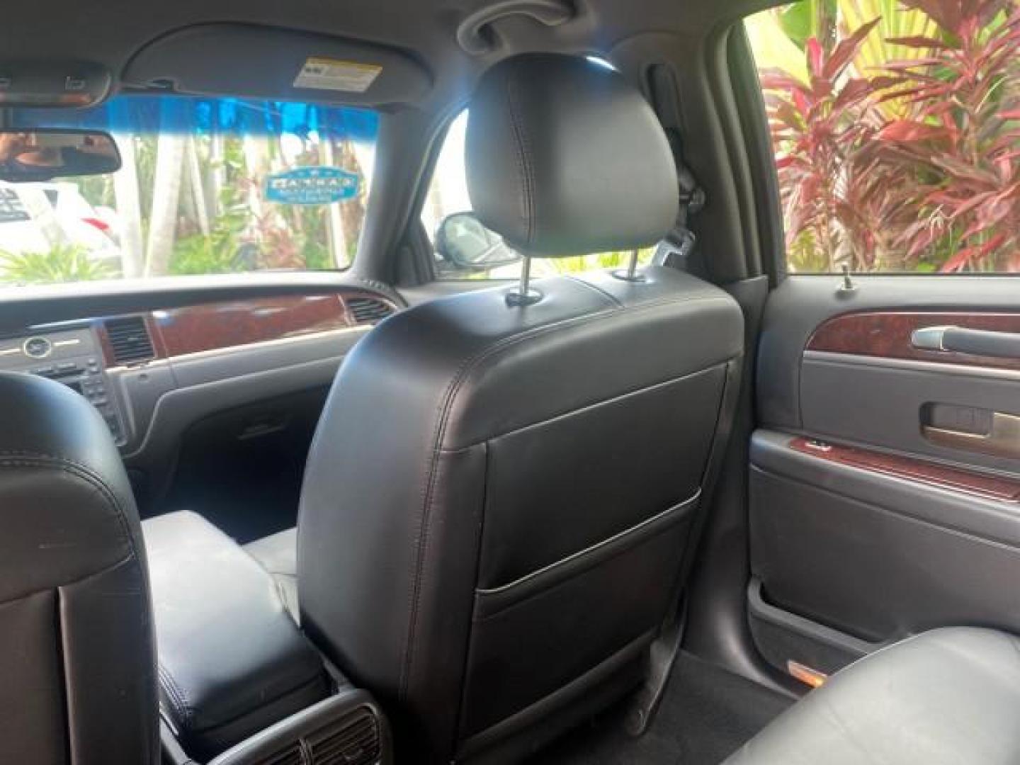 2008 Black /Black Lincoln Town Car Limited LOW MILES 70,308 BLACK (2LNHM82W08X) with an 4.6L SOHC EFI V8 Engine engine, Automatic transmission, located at 4701 North Dixie Hwy, Pompano Beach, FL, 33064, (954) 422-2889, 26.240938, -80.123474 - OUR WEBPAGE FLORIDACARS1.COM HAS OVER 100 PHOTOS AND FREE CARFAX LINK 2008 LINCOLN TOWN CAR SIGNATURE LIMITED VIN: 2LNHM82W08X641102 2 L N H M 8 2 W 0 8 X 6 4 1 1 0 2 SEDAN 4 DR 4.6L V8 F SOHC GASOLINE REAR WHEEL DRIVE Features ABS Brakes Air Conditioning Alloy Wheels AM/FM Stereo Automatic Transmis - Photo#68