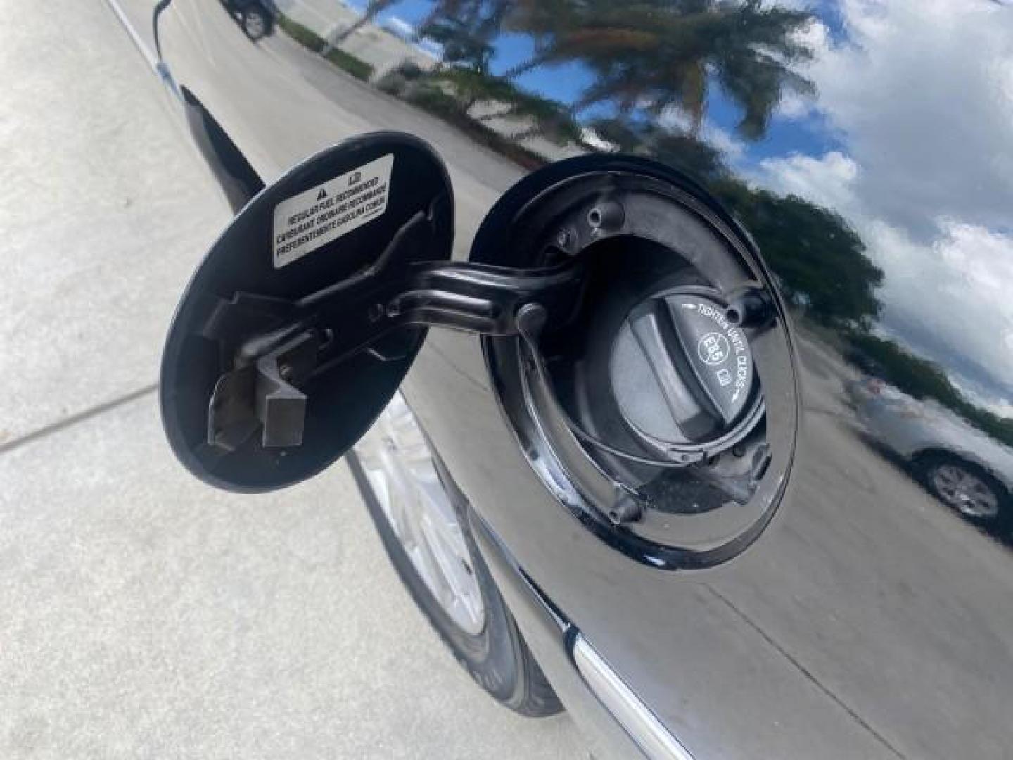 2008 Black /Black Lincoln Town Car Limited LOW MILES 70,308 BLACK (2LNHM82W08X) with an 4.6L SOHC EFI V8 Engine engine, Automatic transmission, located at 4701 North Dixie Hwy, Pompano Beach, FL, 33064, (954) 422-2889, 26.240938, -80.123474 - OUR WEBPAGE FLORIDACARS1.COM HAS OVER 100 PHOTOS AND FREE CARFAX LINK 2008 LINCOLN TOWN CAR SIGNATURE LIMITED VIN: 2LNHM82W08X641102 2 L N H M 8 2 W 0 8 X 6 4 1 1 0 2 SEDAN 4 DR 4.6L V8 F SOHC GASOLINE REAR WHEEL DRIVE Features ABS Brakes Air Conditioning Alloy Wheels AM/FM Stereo Automatic Transmis - Photo#74