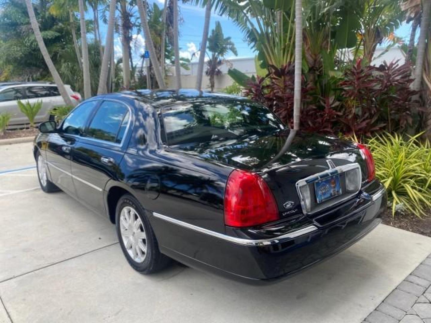2008 Black /Black Lincoln Town Car Limited LOW MILES 70,308 BLACK (2LNHM82W08X) with an 4.6L SOHC EFI V8 Engine engine, Automatic transmission, located at 4701 North Dixie Hwy, Pompano Beach, FL, 33064, (954) 422-2889, 26.240938, -80.123474 - OUR WEBPAGE FLORIDACARS1.COM HAS OVER 100 PHOTOS AND FREE CARFAX LINK 2008 LINCOLN TOWN CAR SIGNATURE LIMITED VIN: 2LNHM82W08X641102 2 L N H M 8 2 W 0 8 X 6 4 1 1 0 2 SEDAN 4 DR 4.6L V8 F SOHC GASOLINE REAR WHEEL DRIVE Features ABS Brakes Air Conditioning Alloy Wheels AM/FM Stereo Automatic Transmis - Photo#75