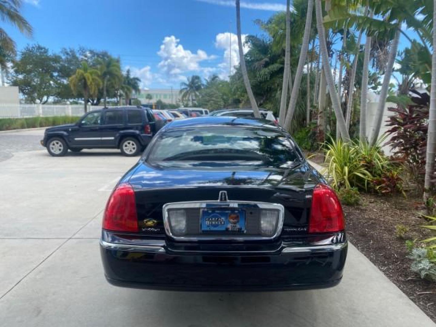 2008 Black /Black Lincoln Town Car Limited LOW MILES 70,308 BLACK (2LNHM82W08X) with an 4.6L SOHC EFI V8 Engine engine, Automatic transmission, located at 4701 North Dixie Hwy, Pompano Beach, FL, 33064, (954) 422-2889, 26.240938, -80.123474 - OUR WEBPAGE FLORIDACARS1.COM HAS OVER 100 PHOTOS AND FREE CARFAX LINK 2008 LINCOLN TOWN CAR SIGNATURE LIMITED VIN: 2LNHM82W08X641102 2 L N H M 8 2 W 0 8 X 6 4 1 1 0 2 SEDAN 4 DR 4.6L V8 F SOHC GASOLINE REAR WHEEL DRIVE Features ABS Brakes Air Conditioning Alloy Wheels AM/FM Stereo Automatic Transmis - Photo#76
