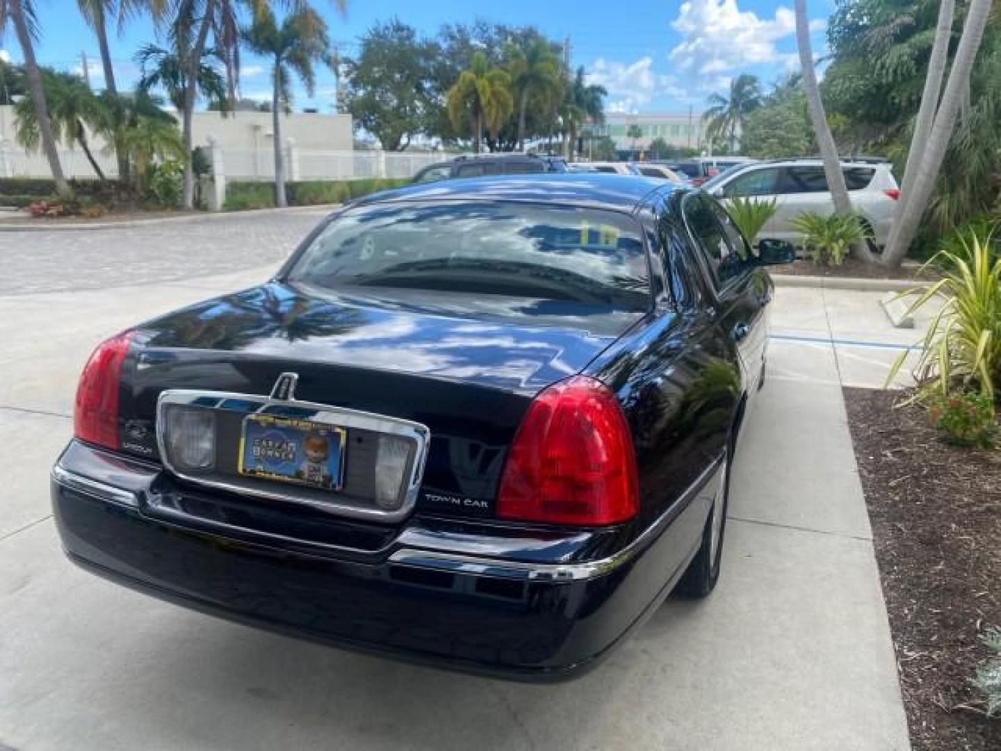 2008 Black /Black Lincoln Town Car Limited LOW MILES 70,308 BLACK (2LNHM82W08X) with an 4.6L SOHC EFI V8 Engine engine, Automatic transmission, located at 4701 North Dixie Hwy, Pompano Beach, FL, 33064, (954) 422-2889, 26.240938, -80.123474 - OUR WEBPAGE FLORIDACARS1.COM HAS OVER 100 PHOTOS AND FREE CARFAX LINK 2008 LINCOLN TOWN CAR SIGNATURE LIMITED VIN: 2LNHM82W08X641102 2 L N H M 8 2 W 0 8 X 6 4 1 1 0 2 SEDAN 4 DR 4.6L V8 F SOHC GASOLINE REAR WHEEL DRIVE Features ABS Brakes Air Conditioning Alloy Wheels AM/FM Stereo Automatic Transmis - Photo#77