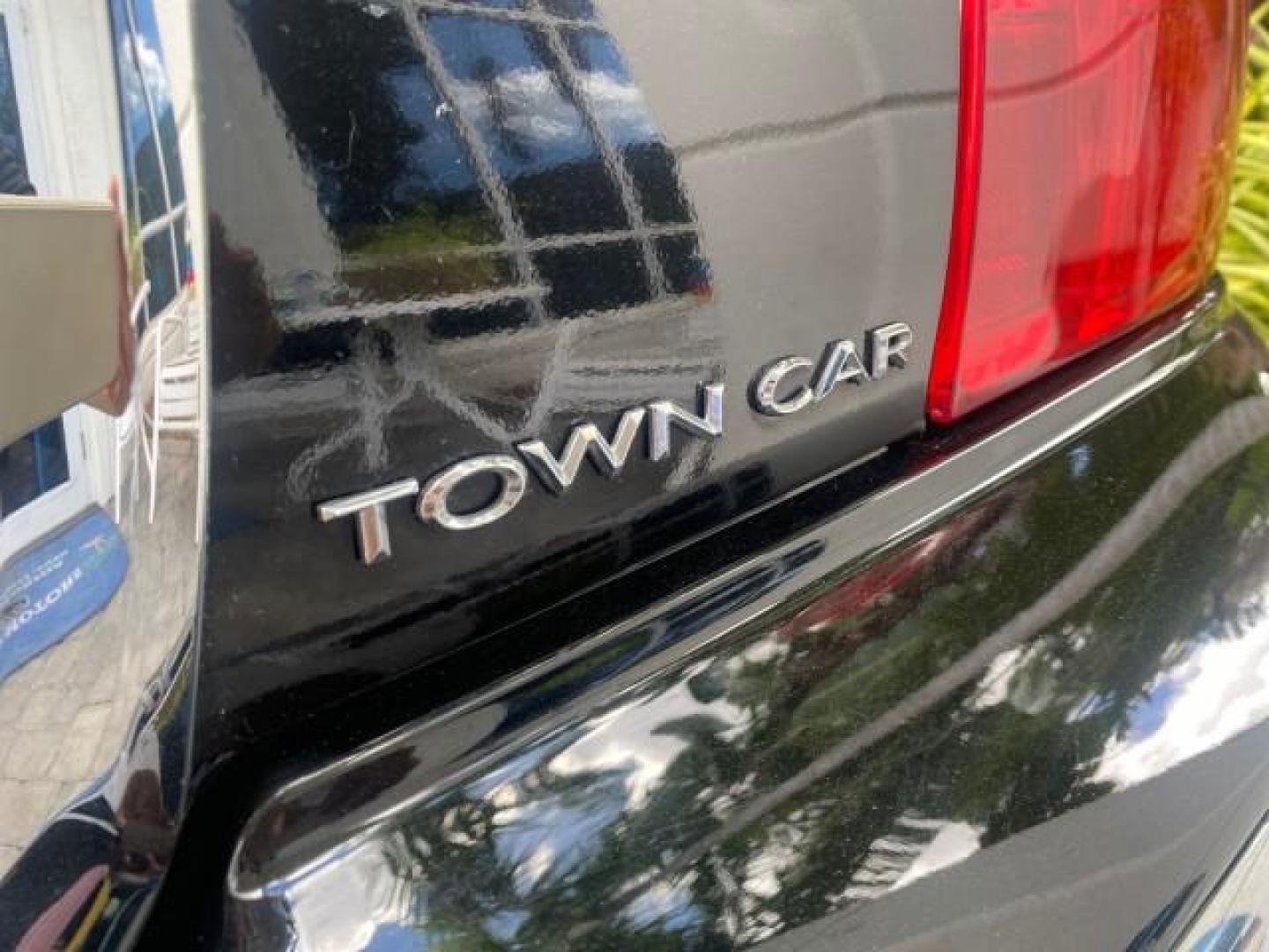 2008 Black /Black Lincoln Town Car Limited LOW MILES 70,308 BLACK (2LNHM82W08X) with an 4.6L SOHC EFI V8 Engine engine, Automatic transmission, located at 4701 North Dixie Hwy, Pompano Beach, FL, 33064, (954) 422-2889, 26.240938, -80.123474 - OUR WEBPAGE FLORIDACARS1.COM HAS OVER 100 PHOTOS AND FREE CARFAX LINK 2008 LINCOLN TOWN CAR SIGNATURE LIMITED VIN: 2LNHM82W08X641102 2 L N H M 8 2 W 0 8 X 6 4 1 1 0 2 SEDAN 4 DR 4.6L V8 F SOHC GASOLINE REAR WHEEL DRIVE Features ABS Brakes Air Conditioning Alloy Wheels AM/FM Stereo Automatic Transmis - Photo#79