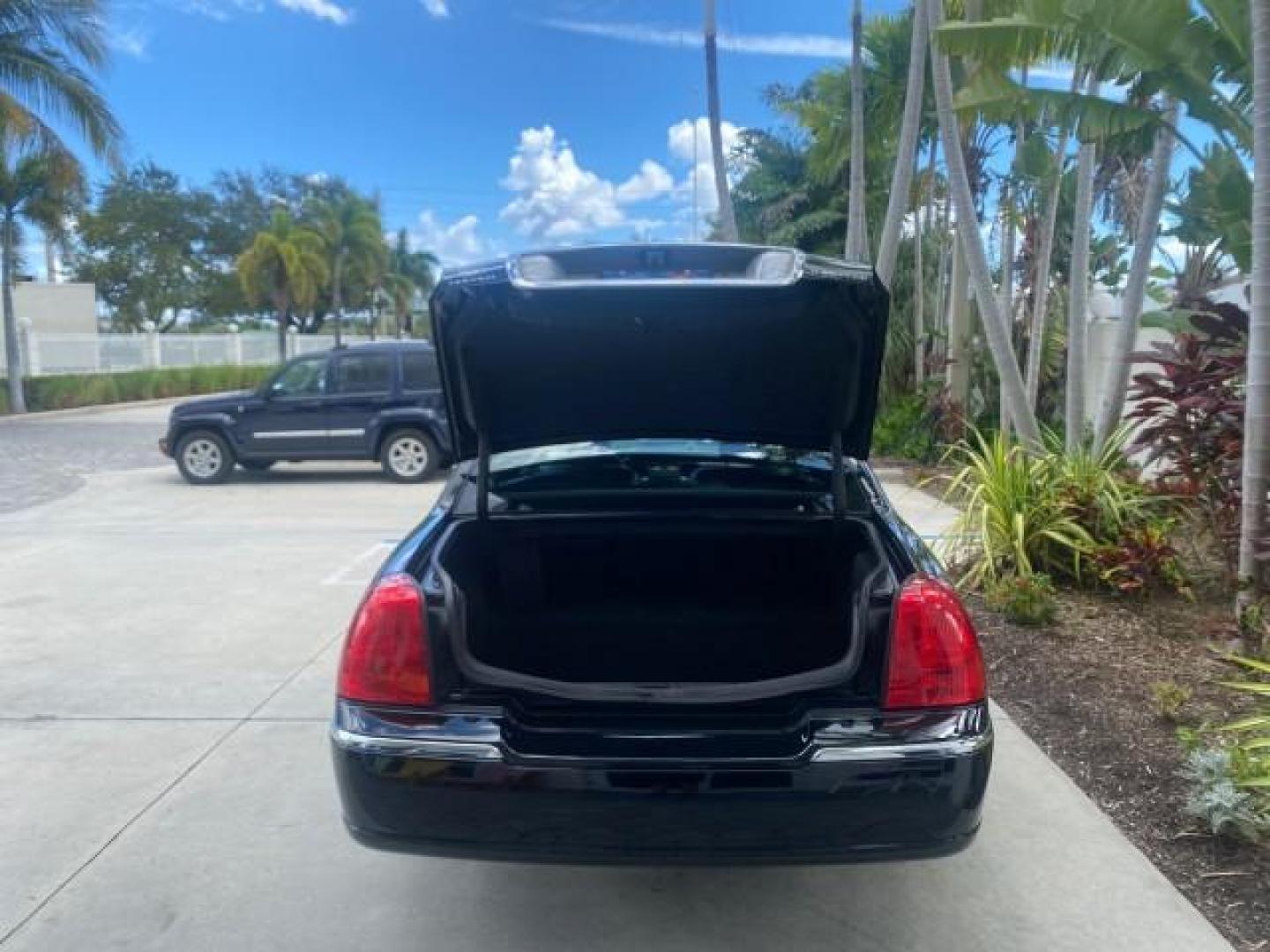2008 Black /Black Lincoln Town Car Limited LOW MILES 70,308 BLACK (2LNHM82W08X) with an 4.6L SOHC EFI V8 Engine engine, Automatic transmission, located at 4701 North Dixie Hwy, Pompano Beach, FL, 33064, (954) 422-2889, 26.240938, -80.123474 - OUR WEBPAGE FLORIDACARS1.COM HAS OVER 100 PHOTOS AND FREE CARFAX LINK 2008 LINCOLN TOWN CAR SIGNATURE LIMITED VIN: 2LNHM82W08X641102 2 L N H M 8 2 W 0 8 X 6 4 1 1 0 2 SEDAN 4 DR 4.6L V8 F SOHC GASOLINE REAR WHEEL DRIVE Features ABS Brakes Air Conditioning Alloy Wheels AM/FM Stereo Automatic Transmis - Photo#81