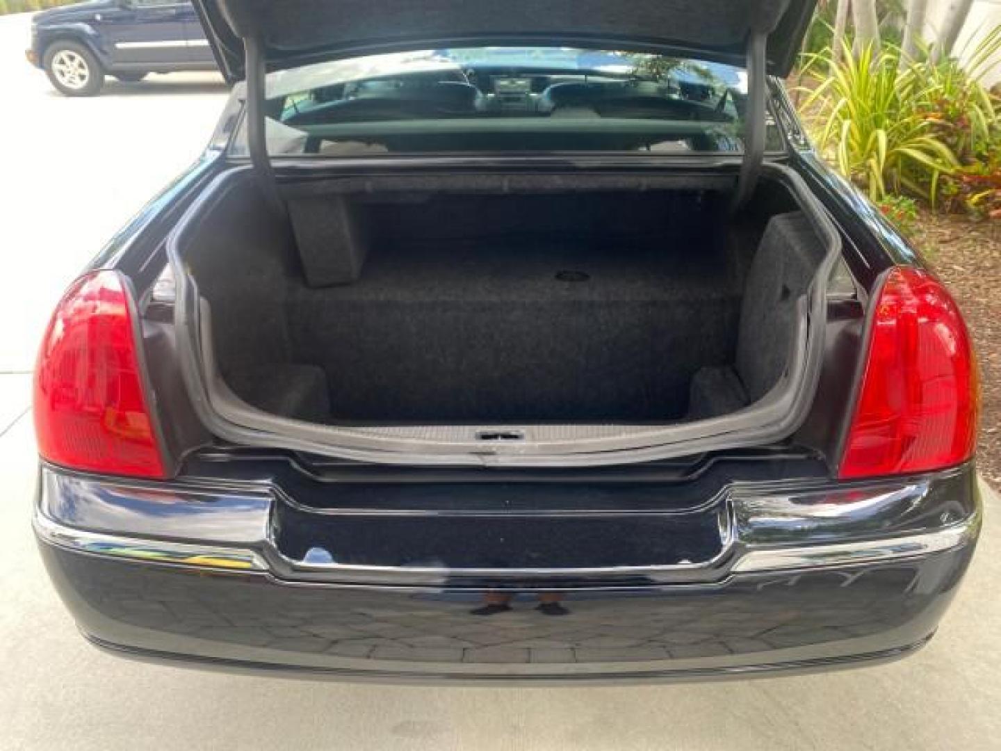 2008 Black /Black Lincoln Town Car Limited LOW MILES 70,308 BLACK (2LNHM82W08X) with an 4.6L SOHC EFI V8 Engine engine, Automatic transmission, located at 4701 North Dixie Hwy, Pompano Beach, FL, 33064, (954) 422-2889, 26.240938, -80.123474 - OUR WEBPAGE FLORIDACARS1.COM HAS OVER 100 PHOTOS AND FREE CARFAX LINK 2008 LINCOLN TOWN CAR SIGNATURE LIMITED VIN: 2LNHM82W08X641102 2 L N H M 8 2 W 0 8 X 6 4 1 1 0 2 SEDAN 4 DR 4.6L V8 F SOHC GASOLINE REAR WHEEL DRIVE Features ABS Brakes Air Conditioning Alloy Wheels AM/FM Stereo Automatic Transmis - Photo#82