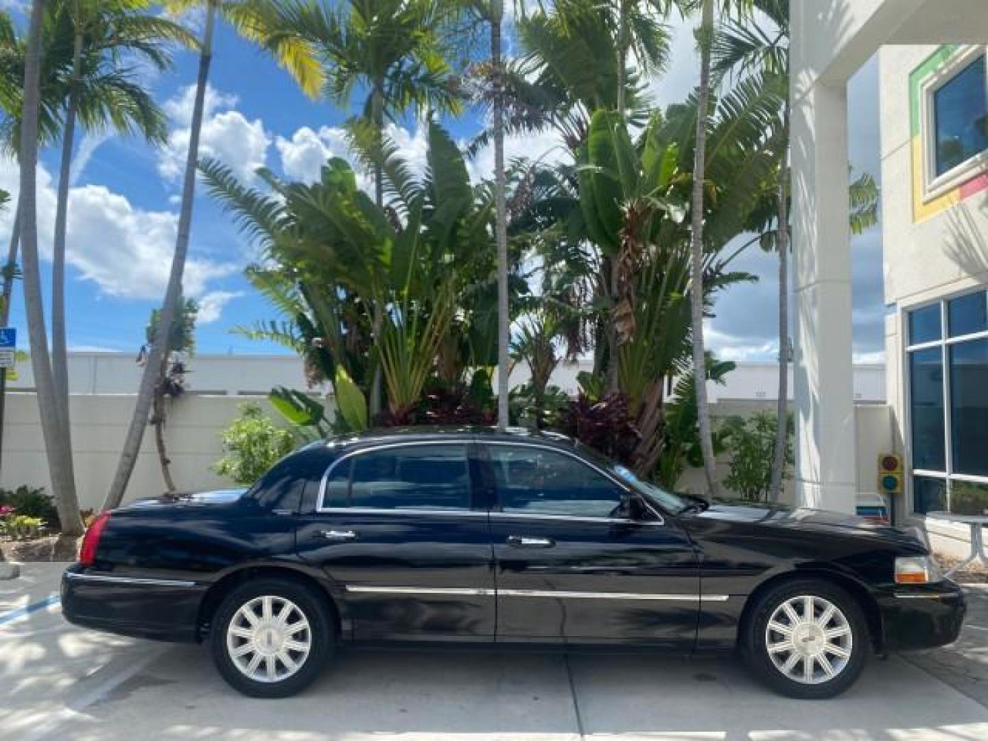 2008 Black /Black Lincoln Town Car Limited LOW MILES 70,308 BLACK (2LNHM82W08X) with an 4.6L SOHC EFI V8 Engine engine, Automatic transmission, located at 4701 North Dixie Hwy, Pompano Beach, FL, 33064, (954) 422-2889, 26.240938, -80.123474 - OUR WEBPAGE FLORIDACARS1.COM HAS OVER 100 PHOTOS AND FREE CARFAX LINK 2008 LINCOLN TOWN CAR SIGNATURE LIMITED VIN: 2LNHM82W08X641102 2 L N H M 8 2 W 0 8 X 6 4 1 1 0 2 SEDAN 4 DR 4.6L V8 F SOHC GASOLINE REAR WHEEL DRIVE Features ABS Brakes Air Conditioning Alloy Wheels AM/FM Stereo Automatic Transmis - Photo#85