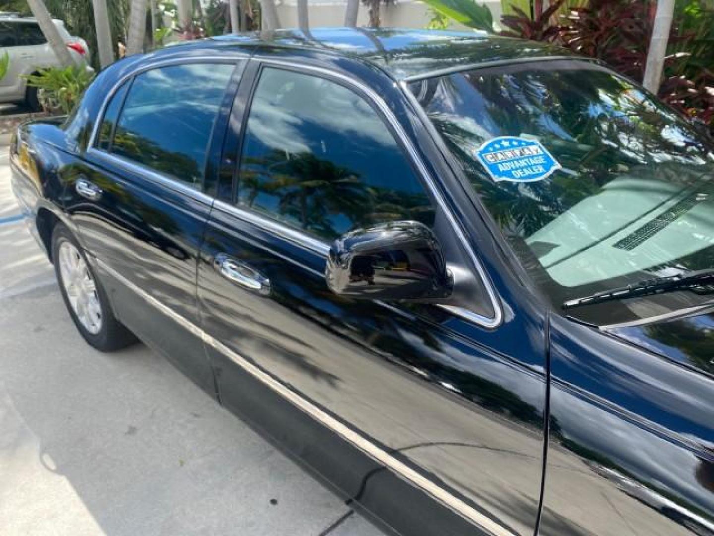 2008 Black /Black Lincoln Town Car Limited LOW MILES 70,308 BLACK (2LNHM82W08X) with an 4.6L SOHC EFI V8 Engine engine, Automatic transmission, located at 4701 North Dixie Hwy, Pompano Beach, FL, 33064, (954) 422-2889, 26.240938, -80.123474 - OUR WEBPAGE FLORIDACARS1.COM HAS OVER 100 PHOTOS AND FREE CARFAX LINK 2008 LINCOLN TOWN CAR SIGNATURE LIMITED VIN: 2LNHM82W08X641102 2 L N H M 8 2 W 0 8 X 6 4 1 1 0 2 SEDAN 4 DR 4.6L V8 F SOHC GASOLINE REAR WHEEL DRIVE Features ABS Brakes Air Conditioning Alloy Wheels AM/FM Stereo Automatic Transmis - Photo#88