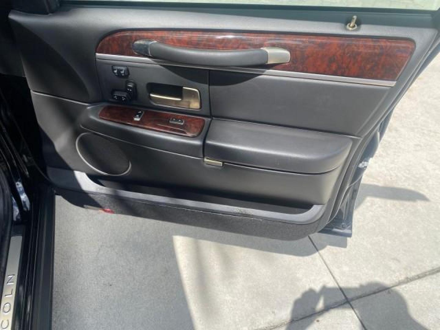 2008 Black /Black Lincoln Town Car Limited LOW MILES 70,308 BLACK (2LNHM82W08X) with an 4.6L SOHC EFI V8 Engine engine, Automatic transmission, located at 4701 North Dixie Hwy, Pompano Beach, FL, 33064, (954) 422-2889, 26.240938, -80.123474 - OUR WEBPAGE FLORIDACARS1.COM HAS OVER 100 PHOTOS AND FREE CARFAX LINK 2008 LINCOLN TOWN CAR SIGNATURE LIMITED VIN: 2LNHM82W08X641102 2 L N H M 8 2 W 0 8 X 6 4 1 1 0 2 SEDAN 4 DR 4.6L V8 F SOHC GASOLINE REAR WHEEL DRIVE Features ABS Brakes Air Conditioning Alloy Wheels AM/FM Stereo Automatic Transmis - Photo#92