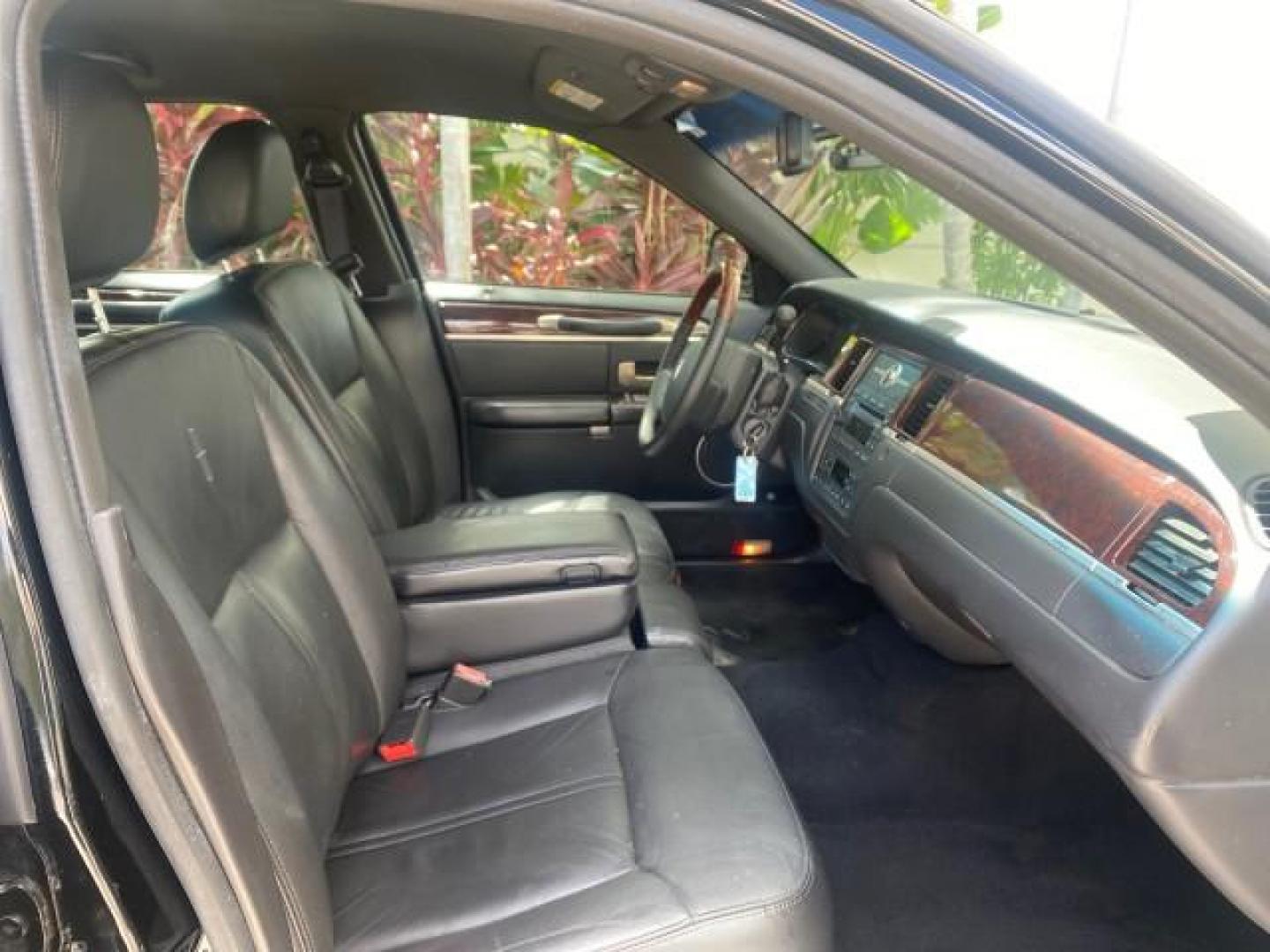 2008 Black /Black Lincoln Town Car Limited LOW MILES 70,308 BLACK (2LNHM82W08X) with an 4.6L SOHC EFI V8 Engine engine, Automatic transmission, located at 4701 North Dixie Hwy, Pompano Beach, FL, 33064, (954) 422-2889, 26.240938, -80.123474 - OUR WEBPAGE FLORIDACARS1.COM HAS OVER 100 PHOTOS AND FREE CARFAX LINK 2008 LINCOLN TOWN CAR SIGNATURE LIMITED VIN: 2LNHM82W08X641102 2 L N H M 8 2 W 0 8 X 6 4 1 1 0 2 SEDAN 4 DR 4.6L V8 F SOHC GASOLINE REAR WHEEL DRIVE Features ABS Brakes Air Conditioning Alloy Wheels AM/FM Stereo Automatic Transmis - Photo#98