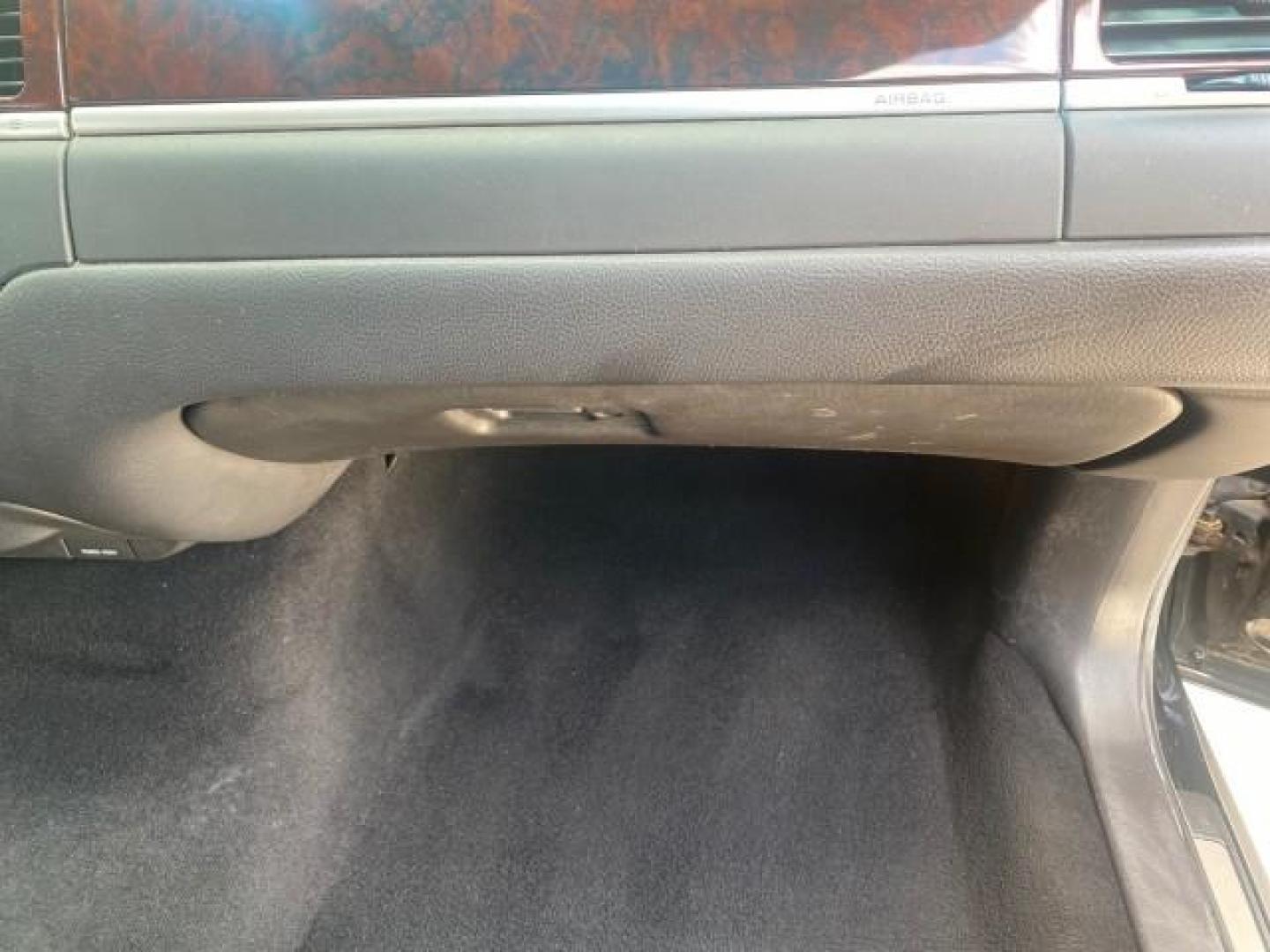 2008 Black /Black Lincoln Town Car Limited LOW MILES 70,308 BLACK (2LNHM82W08X) with an 4.6L SOHC EFI V8 Engine engine, Automatic transmission, located at 4701 North Dixie Hwy, Pompano Beach, FL, 33064, (954) 422-2889, 26.240938, -80.123474 - OUR WEBPAGE FLORIDACARS1.COM HAS OVER 100 PHOTOS AND FREE CARFAX LINK 2008 LINCOLN TOWN CAR SIGNATURE LIMITED VIN: 2LNHM82W08X641102 2 L N H M 8 2 W 0 8 X 6 4 1 1 0 2 SEDAN 4 DR 4.6L V8 F SOHC GASOLINE REAR WHEEL DRIVE Features ABS Brakes Air Conditioning Alloy Wheels AM/FM Stereo Automatic Transmis - Photo#99