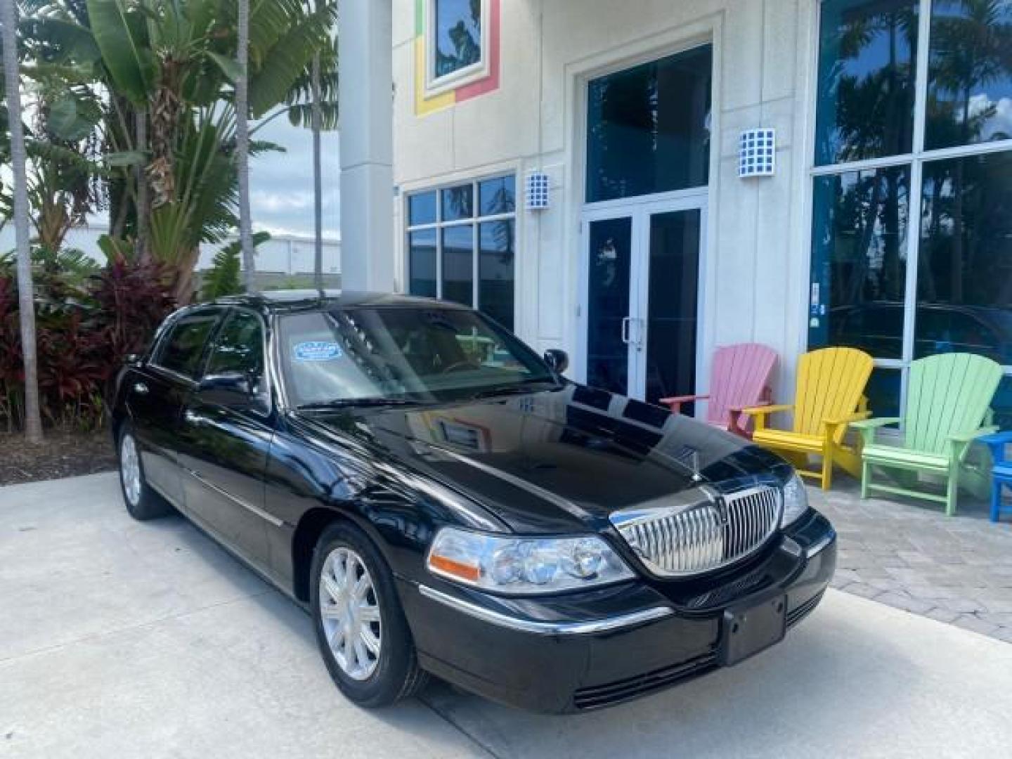 2008 Black /Black Lincoln Town Car Limited LOW MILES 70,308 BLACK (2LNHM82W08X) with an 4.6L SOHC EFI V8 Engine engine, Automatic transmission, located at 4701 North Dixie Hwy, Pompano Beach, FL, 33064, (954) 422-2889, 26.240938, -80.123474 - OUR WEBPAGE FLORIDACARS1.COM HAS OVER 100 PHOTOS AND FREE CARFAX LINK 2008 LINCOLN TOWN CAR SIGNATURE LIMITED VIN: 2LNHM82W08X641102 2 L N H M 8 2 W 0 8 X 6 4 1 1 0 2 SEDAN 4 DR 4.6L V8 F SOHC GASOLINE REAR WHEEL DRIVE Features ABS Brakes Air Conditioning Alloy Wheels AM/FM Stereo Automatic Transmis - Photo#1