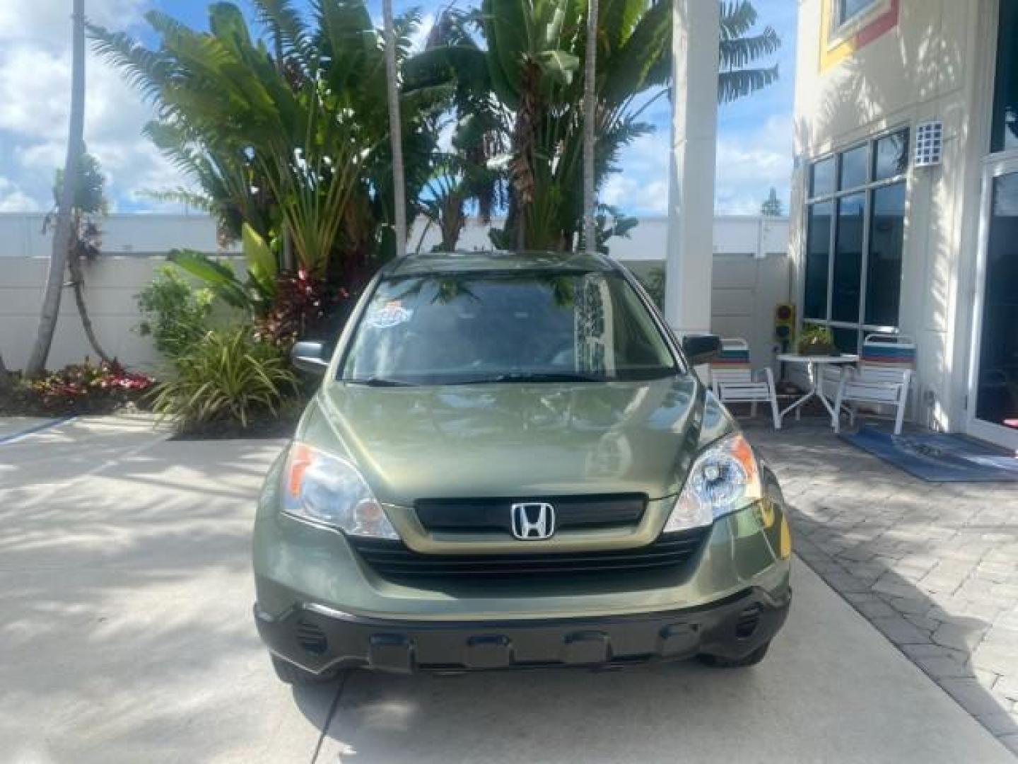 2009 Green Tea Metallic /Ivory Honda CR-V LX 1 OWNER LOW MILES 14,629 (5J6RE38349L) with an 2.4L DOHC MPFI 16-Valve i-VTEC I4 Engine engine, Automatic transmission, located at 4701 North Dixie Hwy, Pompano Beach, FL, 33064, (954) 422-2889, 26.240938, -80.123474 - OUR WEBPAGE FLORIDACARS1.COM HAS OVER 100 PHOTOS AND FREE CARFAX LINK 2009 HONDA CR-V LX VIN: 5J6RE38349L028673 5 J 6 R E 3 8 3 4 9 L 0 2 8 6 7 3 4 DOOR WAGON/SPORT UTILITY 2.4L I4 F DOHC 16V GASOLINE FRONT WHEEL DRIVE Presenting one of the finest Honda CR-V's weve ever listed! This incredible 1-own - Photo#2