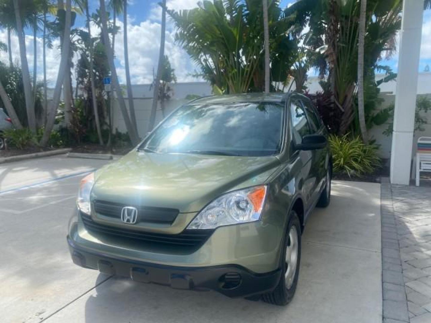 2009 Green Tea Metallic /Ivory Honda CR-V LX 1 OWNER LOW MILES 14,629 (5J6RE38349L) with an 2.4L DOHC MPFI 16-Valve i-VTEC I4 Engine engine, Automatic transmission, located at 4701 North Dixie Hwy, Pompano Beach, FL, 33064, (954) 422-2889, 26.240938, -80.123474 - OUR WEBPAGE FLORIDACARS1.COM HAS OVER 100 PHOTOS AND FREE CARFAX LINK 2009 HONDA CR-V LX VIN: 5J6RE38349L028673 5 J 6 R E 3 8 3 4 9 L 0 2 8 6 7 3 4 DOOR WAGON/SPORT UTILITY 2.4L I4 F DOHC 16V GASOLINE FRONT WHEEL DRIVE Presenting one of the finest Honda CR-V's weve ever listed! This incredible 1-own - Photo#3