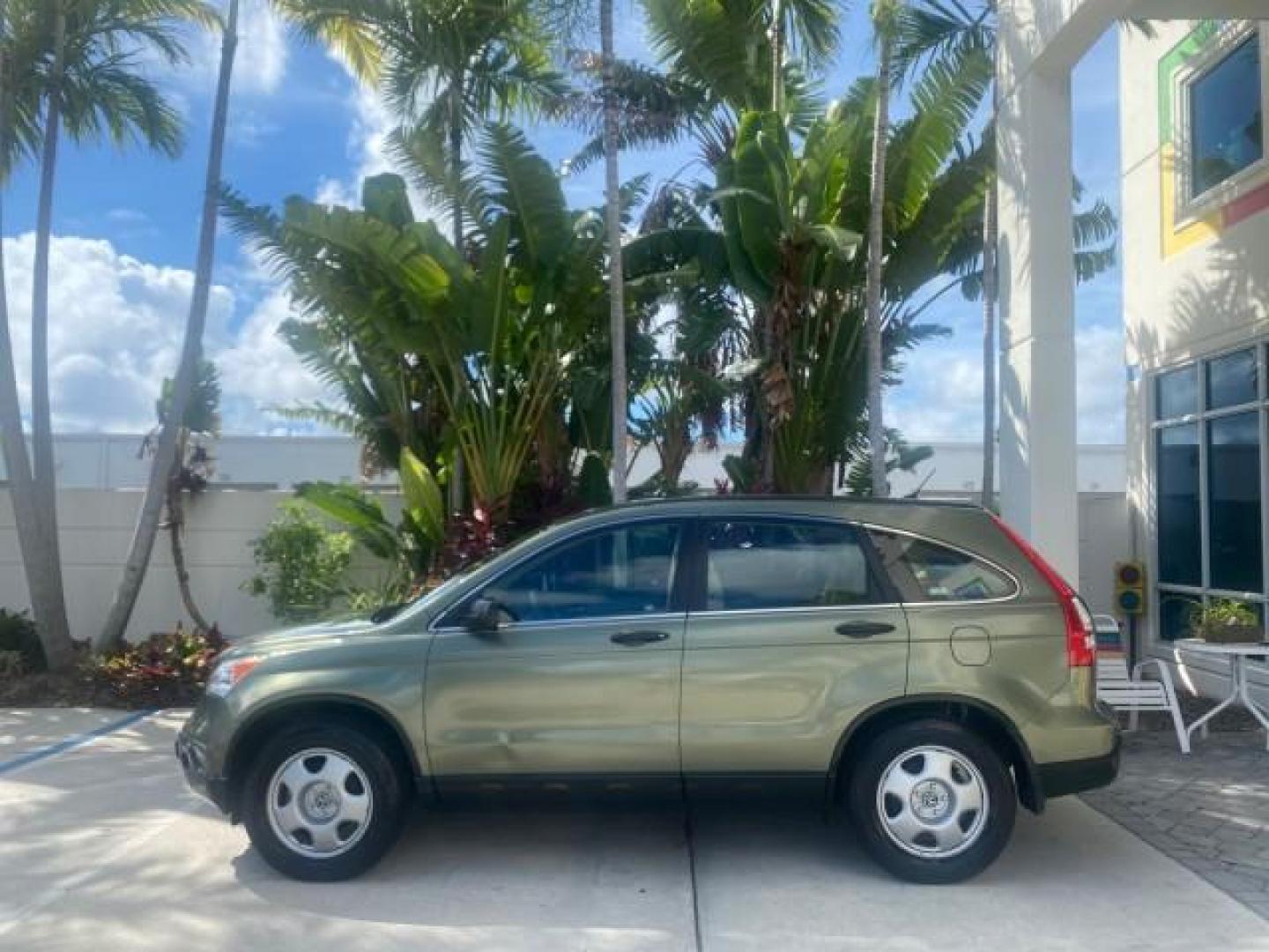 2009 Green Tea Metallic /Ivory Honda CR-V LX 1 OWNER LOW MILES 14,629 (5J6RE38349L) with an 2.4L DOHC MPFI 16-Valve i-VTEC I4 Engine engine, Automatic transmission, located at 4701 North Dixie Hwy, Pompano Beach, FL, 33064, (954) 422-2889, 26.240938, -80.123474 - OUR WEBPAGE FLORIDACARS1.COM HAS OVER 100 PHOTOS AND FREE CARFAX LINK 2009 HONDA CR-V LX VIN: 5J6RE38349L028673 5 J 6 R E 3 8 3 4 9 L 0 2 8 6 7 3 4 DOOR WAGON/SPORT UTILITY 2.4L I4 F DOHC 16V GASOLINE FRONT WHEEL DRIVE Presenting one of the finest Honda CR-V's weve ever listed! This incredible 1-own - Photo#4