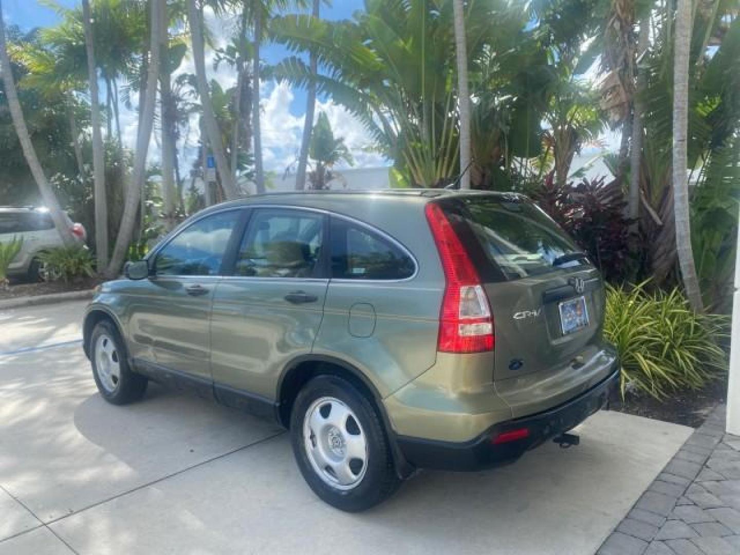 2009 Green Tea Metallic /Ivory Honda CR-V LX 1 OWNER LOW MILES 14,629 (5J6RE38349L) with an 2.4L DOHC MPFI 16-Valve i-VTEC I4 Engine engine, Automatic transmission, located at 4701 North Dixie Hwy, Pompano Beach, FL, 33064, (954) 422-2889, 26.240938, -80.123474 - OUR WEBPAGE FLORIDACARS1.COM HAS OVER 100 PHOTOS AND FREE CARFAX LINK 2009 HONDA CR-V LX VIN: 5J6RE38349L028673 5 J 6 R E 3 8 3 4 9 L 0 2 8 6 7 3 4 DOOR WAGON/SPORT UTILITY 2.4L I4 F DOHC 16V GASOLINE FRONT WHEEL DRIVE Presenting one of the finest Honda CR-V's weve ever listed! This incredible 1-own - Photo#5