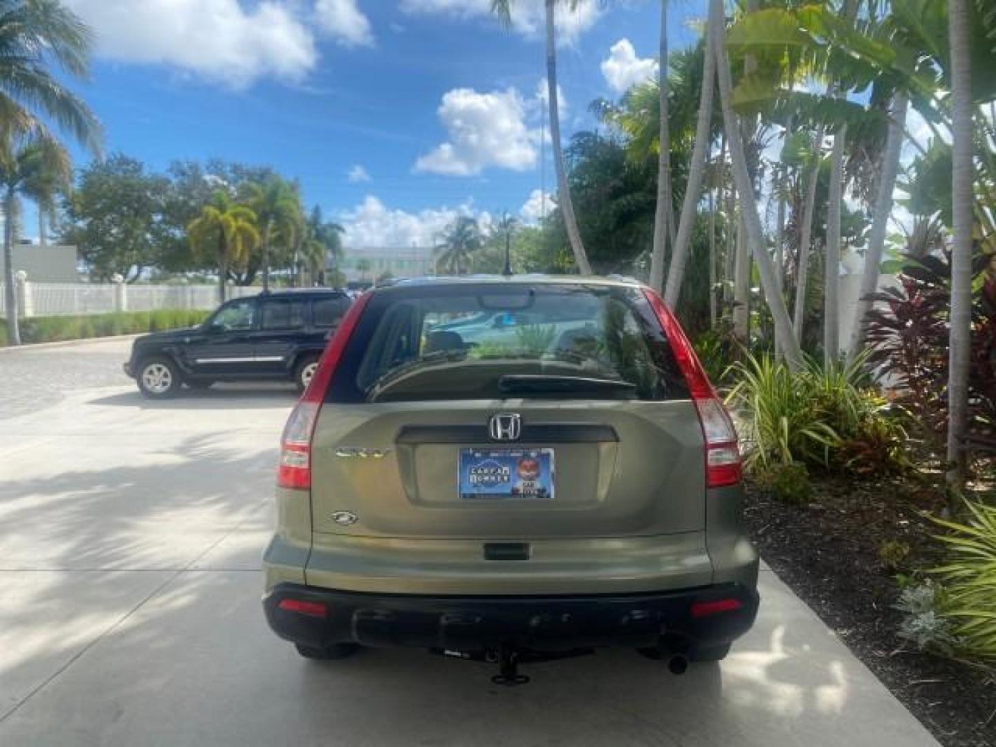 2009 Green Tea Metallic /Ivory Honda CR-V LX 1 OWNER LOW MILES 14,629 (5J6RE38349L) with an 2.4L DOHC MPFI 16-Valve i-VTEC I4 Engine engine, Automatic transmission, located at 4701 North Dixie Hwy, Pompano Beach, FL, 33064, (954) 422-2889, 26.240938, -80.123474 - OUR WEBPAGE FLORIDACARS1.COM HAS OVER 100 PHOTOS AND FREE CARFAX LINK 2009 HONDA CR-V LX VIN: 5J6RE38349L028673 5 J 6 R E 3 8 3 4 9 L 0 2 8 6 7 3 4 DOOR WAGON/SPORT UTILITY 2.4L I4 F DOHC 16V GASOLINE FRONT WHEEL DRIVE Presenting one of the finest Honda CR-V's weve ever listed! This incredible 1-own - Photo#6