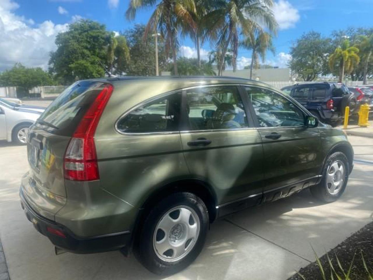2009 Green Tea Metallic /Ivory Honda CR-V LX 1 OWNER LOW MILES 14,629 (5J6RE38349L) with an 2.4L DOHC MPFI 16-Valve i-VTEC I4 Engine engine, Automatic transmission, located at 4701 North Dixie Hwy, Pompano Beach, FL, 33064, (954) 422-2889, 26.240938, -80.123474 - OUR WEBPAGE FLORIDACARS1.COM HAS OVER 100 PHOTOS AND FREE CARFAX LINK 2009 HONDA CR-V LX VIN: 5J6RE38349L028673 5 J 6 R E 3 8 3 4 9 L 0 2 8 6 7 3 4 DOOR WAGON/SPORT UTILITY 2.4L I4 F DOHC 16V GASOLINE FRONT WHEEL DRIVE Presenting one of the finest Honda CR-V's weve ever listed! This incredible 1-own - Photo#7