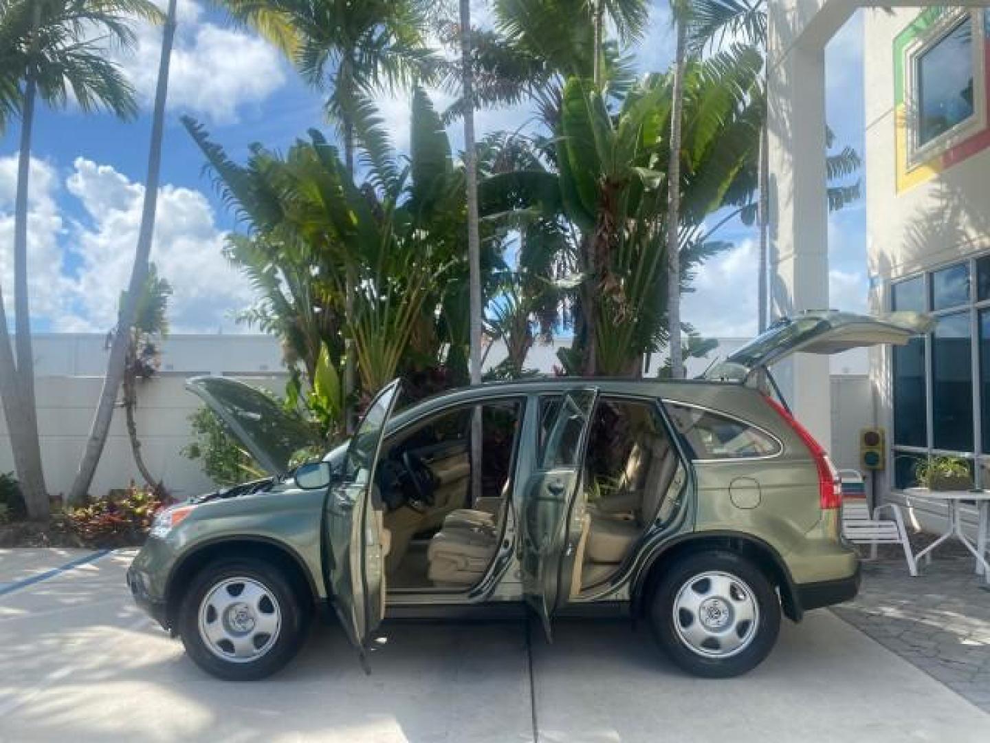 2009 Green Tea Metallic /Ivory Honda CR-V LX 1 OWNER LOW MILES 14,629 (5J6RE38349L) with an 2.4L DOHC MPFI 16-Valve i-VTEC I4 Engine engine, Automatic transmission, located at 4701 North Dixie Hwy, Pompano Beach, FL, 33064, (954) 422-2889, 26.240938, -80.123474 - OUR WEBPAGE FLORIDACARS1.COM HAS OVER 100 PHOTOS AND FREE CARFAX LINK 2009 HONDA CR-V LX VIN: 5J6RE38349L028673 5 J 6 R E 3 8 3 4 9 L 0 2 8 6 7 3 4 DOOR WAGON/SPORT UTILITY 2.4L I4 F DOHC 16V GASOLINE FRONT WHEEL DRIVE Presenting one of the finest Honda CR-V's weve ever listed! This incredible 1-own - Photo#8