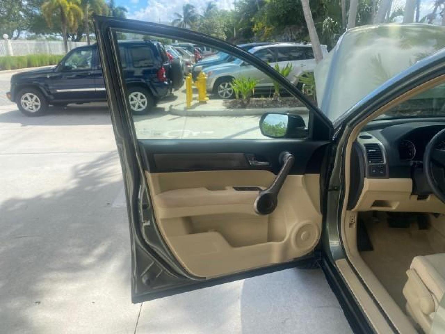 2009 Green Tea Metallic /Ivory Honda CR-V LX 1 OWNER LOW MILES 14,629 (5J6RE38349L) with an 2.4L DOHC MPFI 16-Valve i-VTEC I4 Engine engine, Automatic transmission, located at 4701 North Dixie Hwy, Pompano Beach, FL, 33064, (954) 422-2889, 26.240938, -80.123474 - OUR WEBPAGE FLORIDACARS1.COM HAS OVER 100 PHOTOS AND FREE CARFAX LINK 2009 HONDA CR-V LX VIN: 5J6RE38349L028673 5 J 6 R E 3 8 3 4 9 L 0 2 8 6 7 3 4 DOOR WAGON/SPORT UTILITY 2.4L I4 F DOHC 16V GASOLINE FRONT WHEEL DRIVE Presenting one of the finest Honda CR-V's weve ever listed! This incredible 1-own - Photo#9