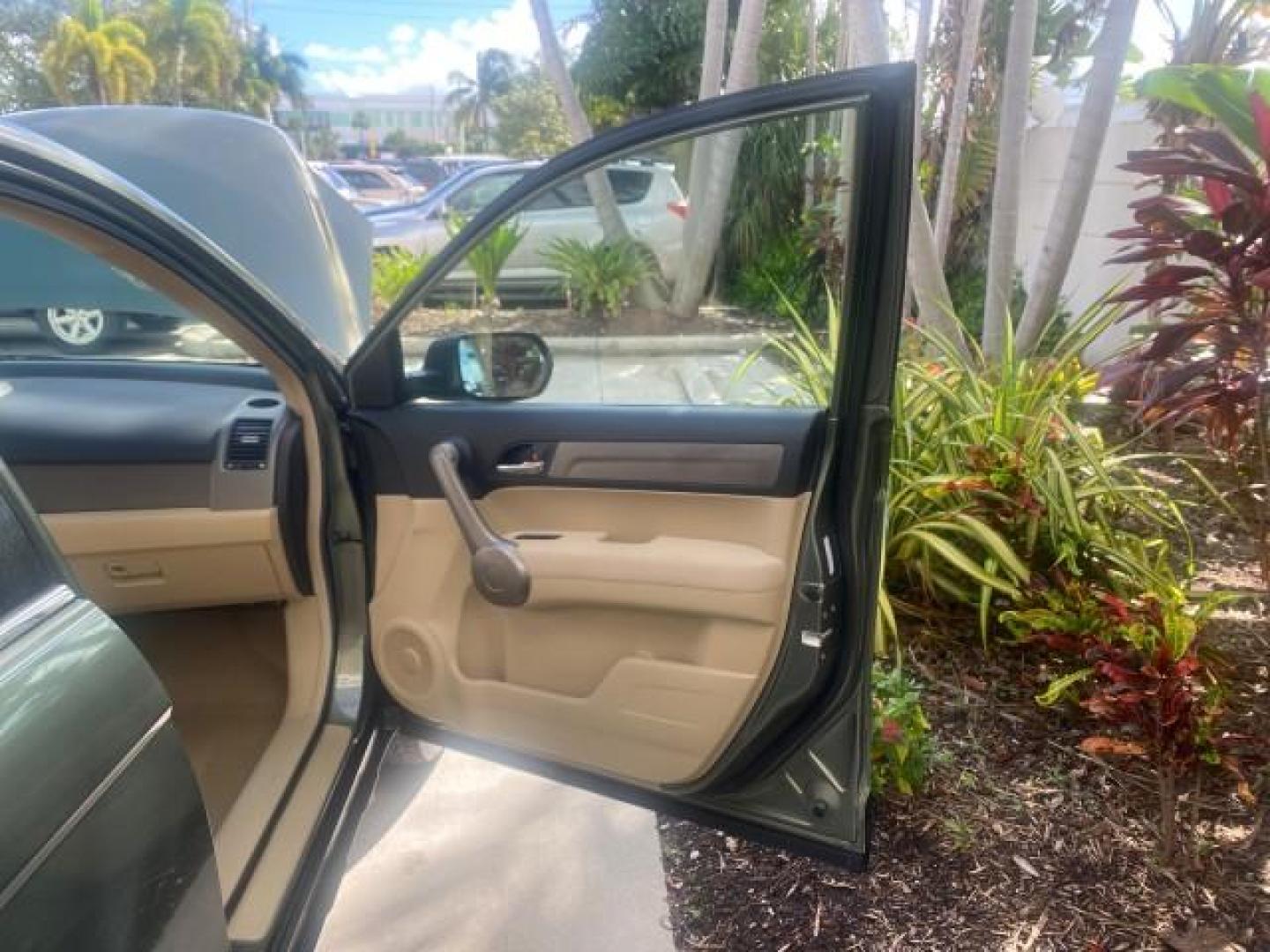 2009 Green Tea Metallic /Ivory Honda CR-V LX 1 OWNER LOW MILES 14,629 (5J6RE38349L) with an 2.4L DOHC MPFI 16-Valve i-VTEC I4 Engine engine, Automatic transmission, located at 4701 North Dixie Hwy, Pompano Beach, FL, 33064, (954) 422-2889, 26.240938, -80.123474 - OUR WEBPAGE FLORIDACARS1.COM HAS OVER 100 PHOTOS AND FREE CARFAX LINK 2009 HONDA CR-V LX VIN: 5J6RE38349L028673 5 J 6 R E 3 8 3 4 9 L 0 2 8 6 7 3 4 DOOR WAGON/SPORT UTILITY 2.4L I4 F DOHC 16V GASOLINE FRONT WHEEL DRIVE Presenting one of the finest Honda CR-V's weve ever listed! This incredible 1-own - Photo#11