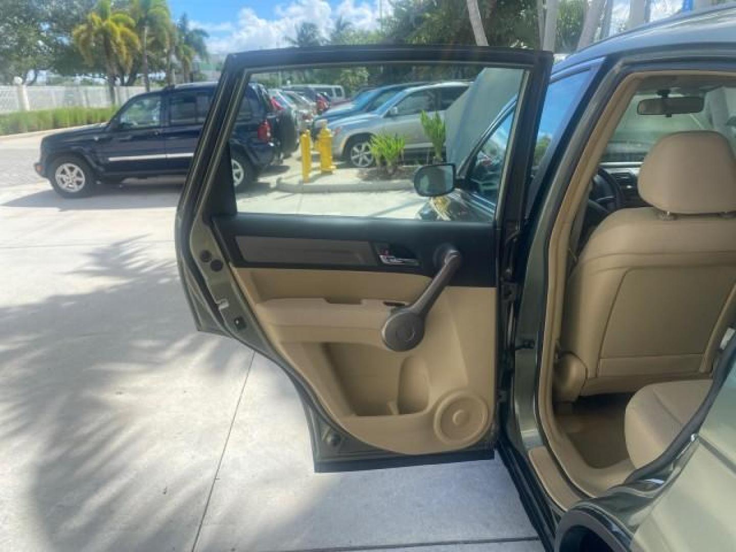 2009 Green Tea Metallic /Ivory Honda CR-V LX 1 OWNER LOW MILES 14,629 (5J6RE38349L) with an 2.4L DOHC MPFI 16-Valve i-VTEC I4 Engine engine, Automatic transmission, located at 4701 North Dixie Hwy, Pompano Beach, FL, 33064, (954) 422-2889, 26.240938, -80.123474 - OUR WEBPAGE FLORIDACARS1.COM HAS OVER 100 PHOTOS AND FREE CARFAX LINK 2009 HONDA CR-V LX VIN: 5J6RE38349L028673 5 J 6 R E 3 8 3 4 9 L 0 2 8 6 7 3 4 DOOR WAGON/SPORT UTILITY 2.4L I4 F DOHC 16V GASOLINE FRONT WHEEL DRIVE Presenting one of the finest Honda CR-V's weve ever listed! This incredible 1-own - Photo#13