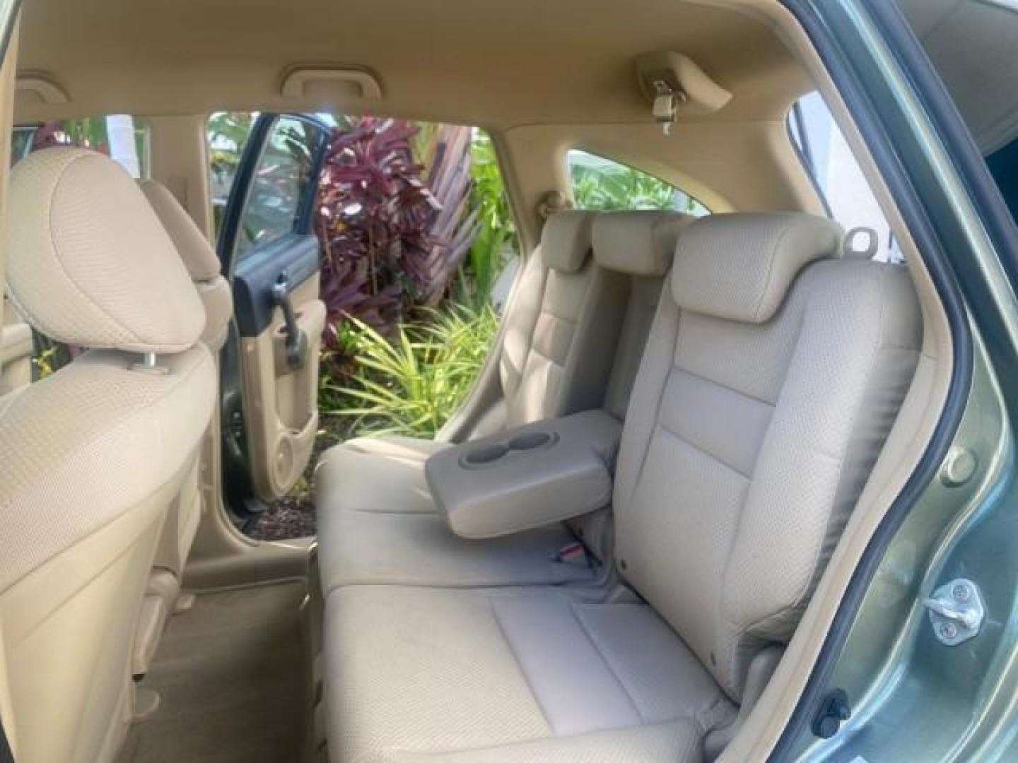 2009 Green Tea Metallic /Ivory Honda CR-V LX 1 OWNER LOW MILES 14,629 (5J6RE38349L) with an 2.4L DOHC MPFI 16-Valve i-VTEC I4 Engine engine, Automatic transmission, located at 4701 North Dixie Hwy, Pompano Beach, FL, 33064, (954) 422-2889, 26.240938, -80.123474 - OUR WEBPAGE FLORIDACARS1.COM HAS OVER 100 PHOTOS AND FREE CARFAX LINK 2009 HONDA CR-V LX VIN: 5J6RE38349L028673 5 J 6 R E 3 8 3 4 9 L 0 2 8 6 7 3 4 DOOR WAGON/SPORT UTILITY 2.4L I4 F DOHC 16V GASOLINE FRONT WHEEL DRIVE Presenting one of the finest Honda CR-V's weve ever listed! This incredible 1-own - Photo#14