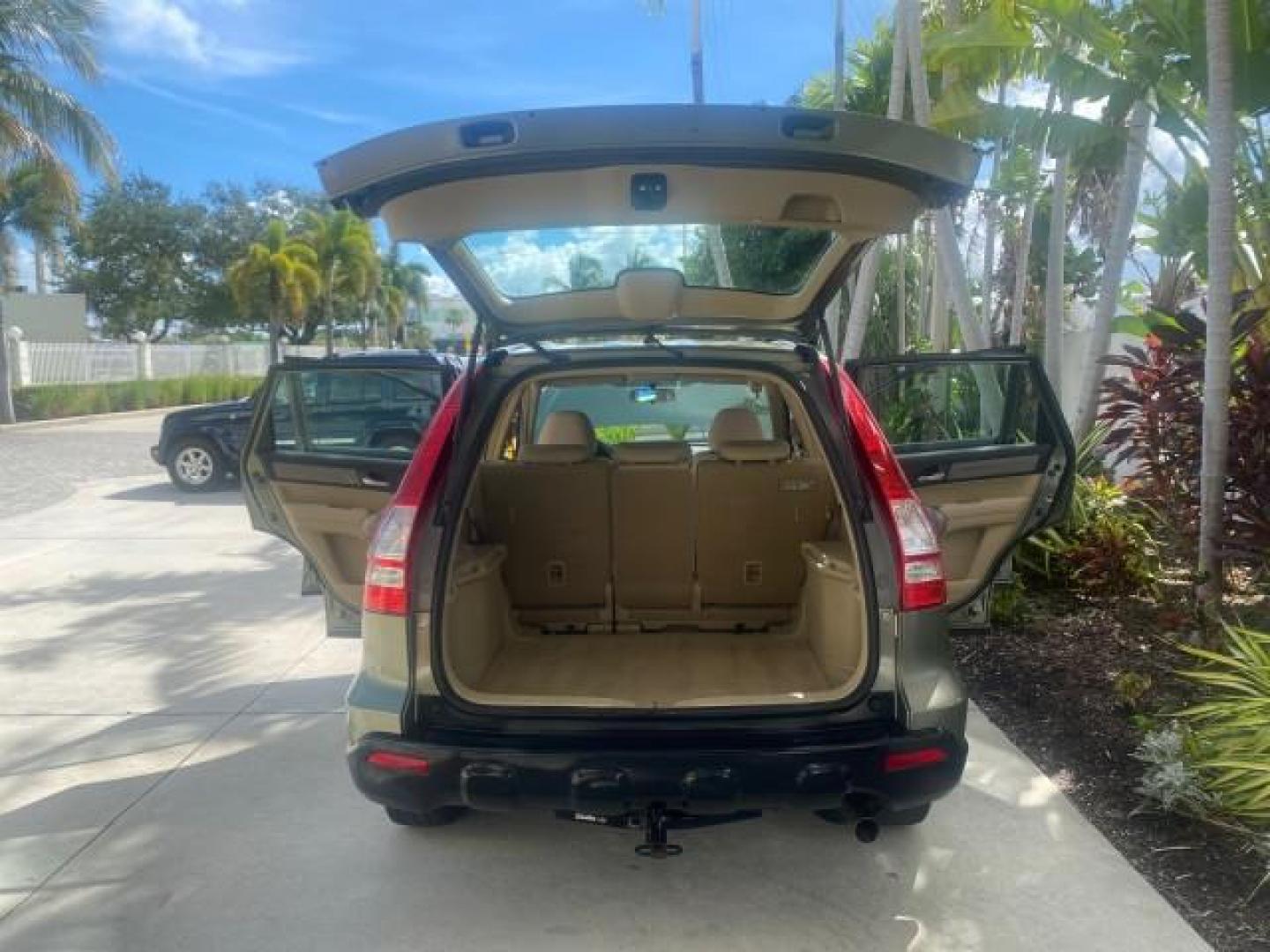 2009 Green Tea Metallic /Ivory Honda CR-V LX 1 OWNER LOW MILES 14,629 (5J6RE38349L) with an 2.4L DOHC MPFI 16-Valve i-VTEC I4 Engine engine, Automatic transmission, located at 4701 North Dixie Hwy, Pompano Beach, FL, 33064, (954) 422-2889, 26.240938, -80.123474 - OUR WEBPAGE FLORIDACARS1.COM HAS OVER 100 PHOTOS AND FREE CARFAX LINK 2009 HONDA CR-V LX VIN: 5J6RE38349L028673 5 J 6 R E 3 8 3 4 9 L 0 2 8 6 7 3 4 DOOR WAGON/SPORT UTILITY 2.4L I4 F DOHC 16V GASOLINE FRONT WHEEL DRIVE Presenting one of the finest Honda CR-V's weve ever listed! This incredible 1-own - Photo#15