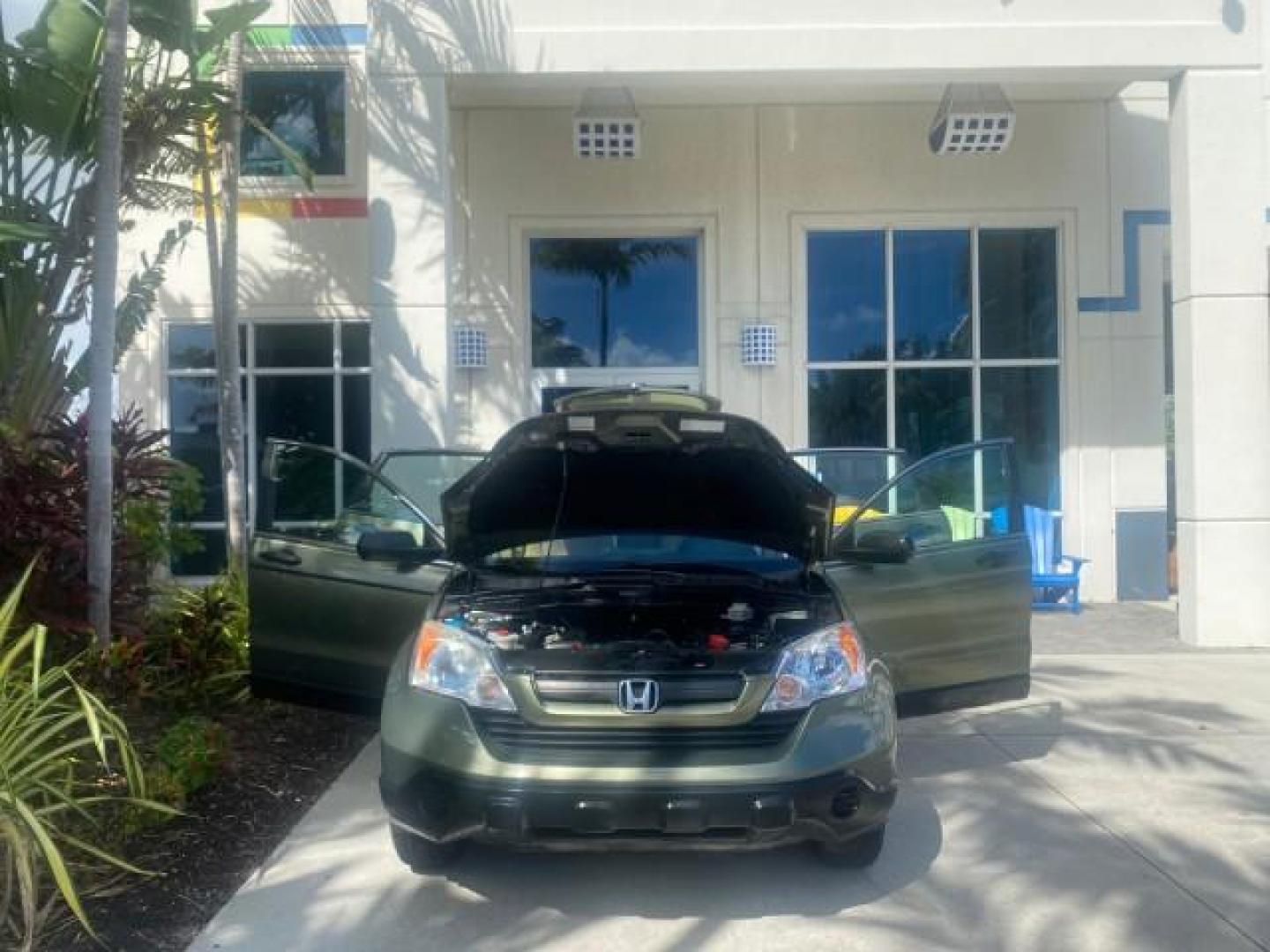 2009 Green Tea Metallic /Ivory Honda CR-V LX 1 OWNER LOW MILES 14,629 (5J6RE38349L) with an 2.4L DOHC MPFI 16-Valve i-VTEC I4 Engine engine, Automatic transmission, located at 4701 North Dixie Hwy, Pompano Beach, FL, 33064, (954) 422-2889, 26.240938, -80.123474 - OUR WEBPAGE FLORIDACARS1.COM HAS OVER 100 PHOTOS AND FREE CARFAX LINK 2009 HONDA CR-V LX VIN: 5J6RE38349L028673 5 J 6 R E 3 8 3 4 9 L 0 2 8 6 7 3 4 DOOR WAGON/SPORT UTILITY 2.4L I4 F DOHC 16V GASOLINE FRONT WHEEL DRIVE Presenting one of the finest Honda CR-V's weve ever listed! This incredible 1-own - Photo#16