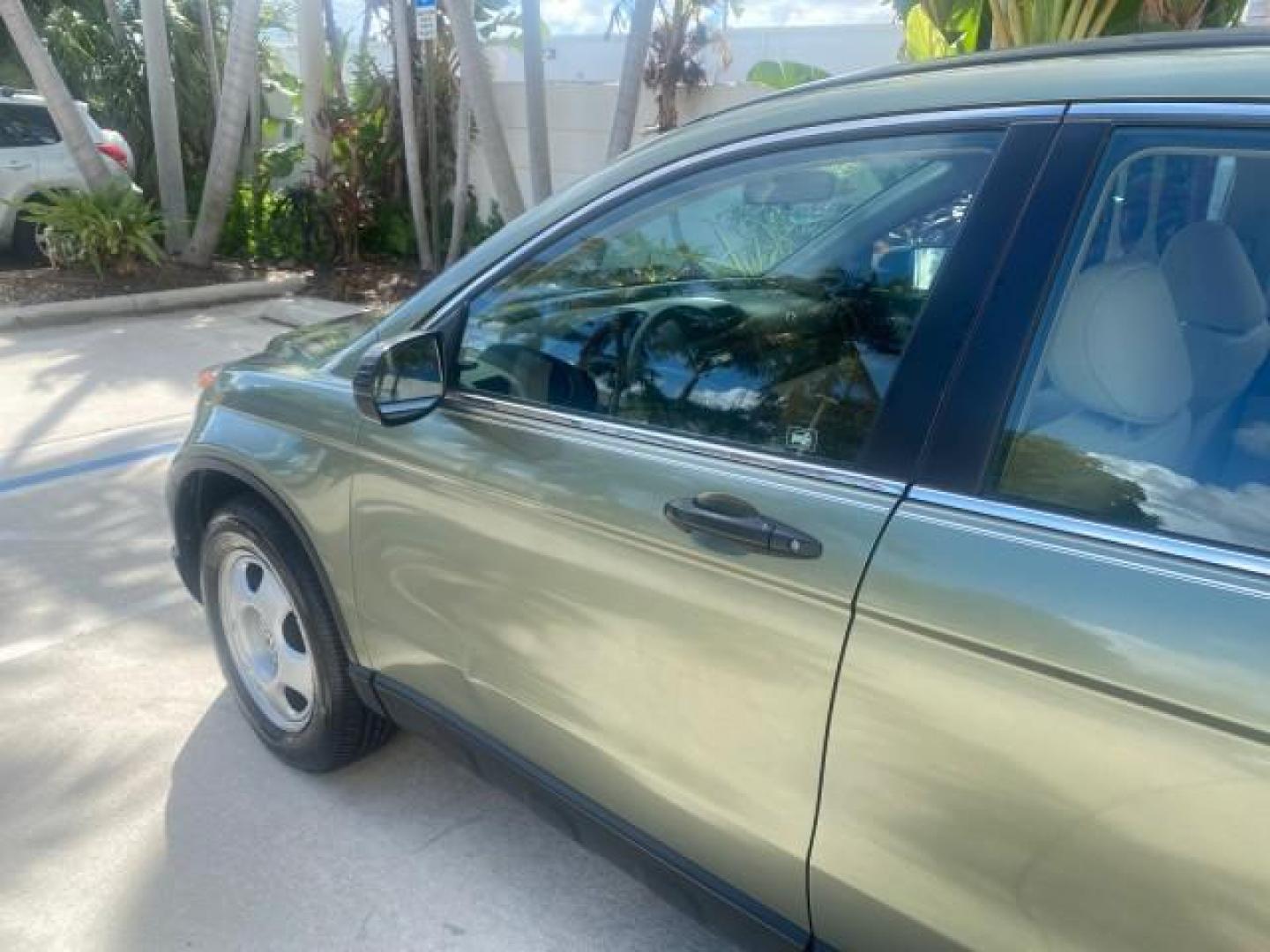 2009 Green Tea Metallic /Ivory Honda CR-V LX 1 OWNER LOW MILES 14,629 (5J6RE38349L) with an 2.4L DOHC MPFI 16-Valve i-VTEC I4 Engine engine, Automatic transmission, located at 4701 North Dixie Hwy, Pompano Beach, FL, 33064, (954) 422-2889, 26.240938, -80.123474 - OUR WEBPAGE FLORIDACARS1.COM HAS OVER 100 PHOTOS AND FREE CARFAX LINK 2009 HONDA CR-V LX VIN: 5J6RE38349L028673 5 J 6 R E 3 8 3 4 9 L 0 2 8 6 7 3 4 DOOR WAGON/SPORT UTILITY 2.4L I4 F DOHC 16V GASOLINE FRONT WHEEL DRIVE Presenting one of the finest Honda CR-V's weve ever listed! This incredible 1-own - Photo#27