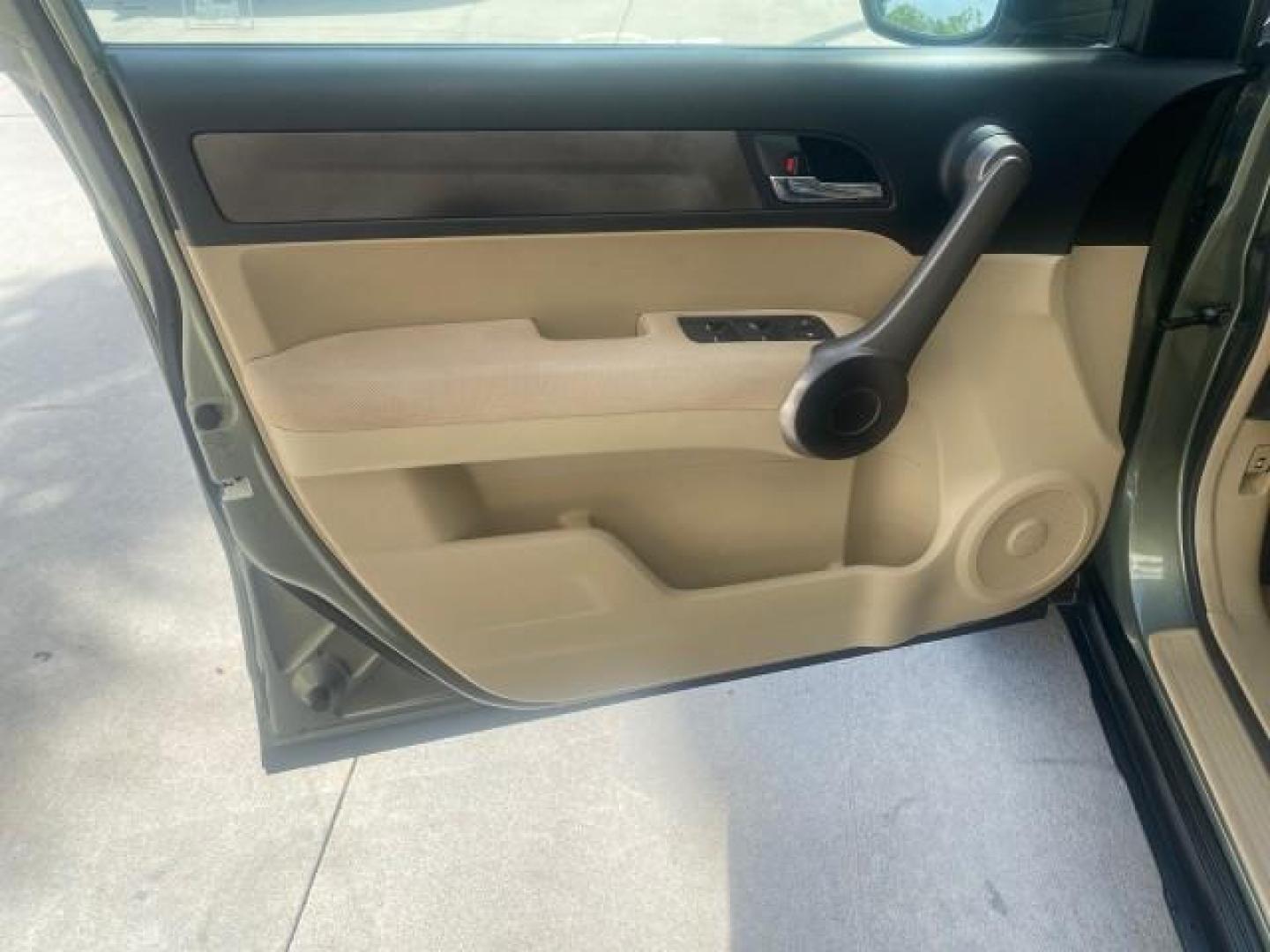 2009 Green Tea Metallic /Ivory Honda CR-V LX 1 OWNER LOW MILES 14,629 (5J6RE38349L) with an 2.4L DOHC MPFI 16-Valve i-VTEC I4 Engine engine, Automatic transmission, located at 4701 North Dixie Hwy, Pompano Beach, FL, 33064, (954) 422-2889, 26.240938, -80.123474 - OUR WEBPAGE FLORIDACARS1.COM HAS OVER 100 PHOTOS AND FREE CARFAX LINK 2009 HONDA CR-V LX VIN: 5J6RE38349L028673 5 J 6 R E 3 8 3 4 9 L 0 2 8 6 7 3 4 DOOR WAGON/SPORT UTILITY 2.4L I4 F DOHC 16V GASOLINE FRONT WHEEL DRIVE Presenting one of the finest Honda CR-V's weve ever listed! This incredible 1-own - Photo#31