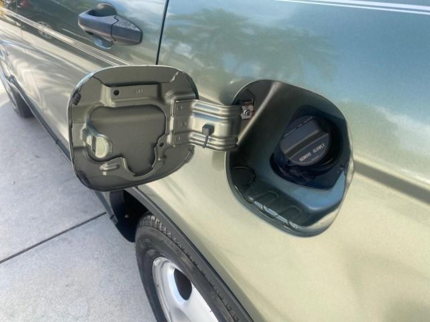 2009 Green Tea Metallic /Ivory Honda CR-V LX 1 OWNER LOW MILES 14,629 (5J6RE38349L) with an 2.4L DOHC MPFI 16-Valve i-VTEC I4 Engine engine, Automatic transmission, located at 4701 North Dixie Hwy, Pompano Beach, FL, 33064, (954) 422-2889, 26.240938, -80.123474 - OUR WEBPAGE FLORIDACARS1.COM HAS OVER 100 PHOTOS AND FREE CARFAX LINK 2009 HONDA CR-V LX VIN: 5J6RE38349L028673 5 J 6 R E 3 8 3 4 9 L 0 2 8 6 7 3 4 DOOR WAGON/SPORT UTILITY 2.4L I4 F DOHC 16V GASOLINE FRONT WHEEL DRIVE Presenting one of the finest Honda CR-V's weve ever listed! This incredible 1-own - Photo#72