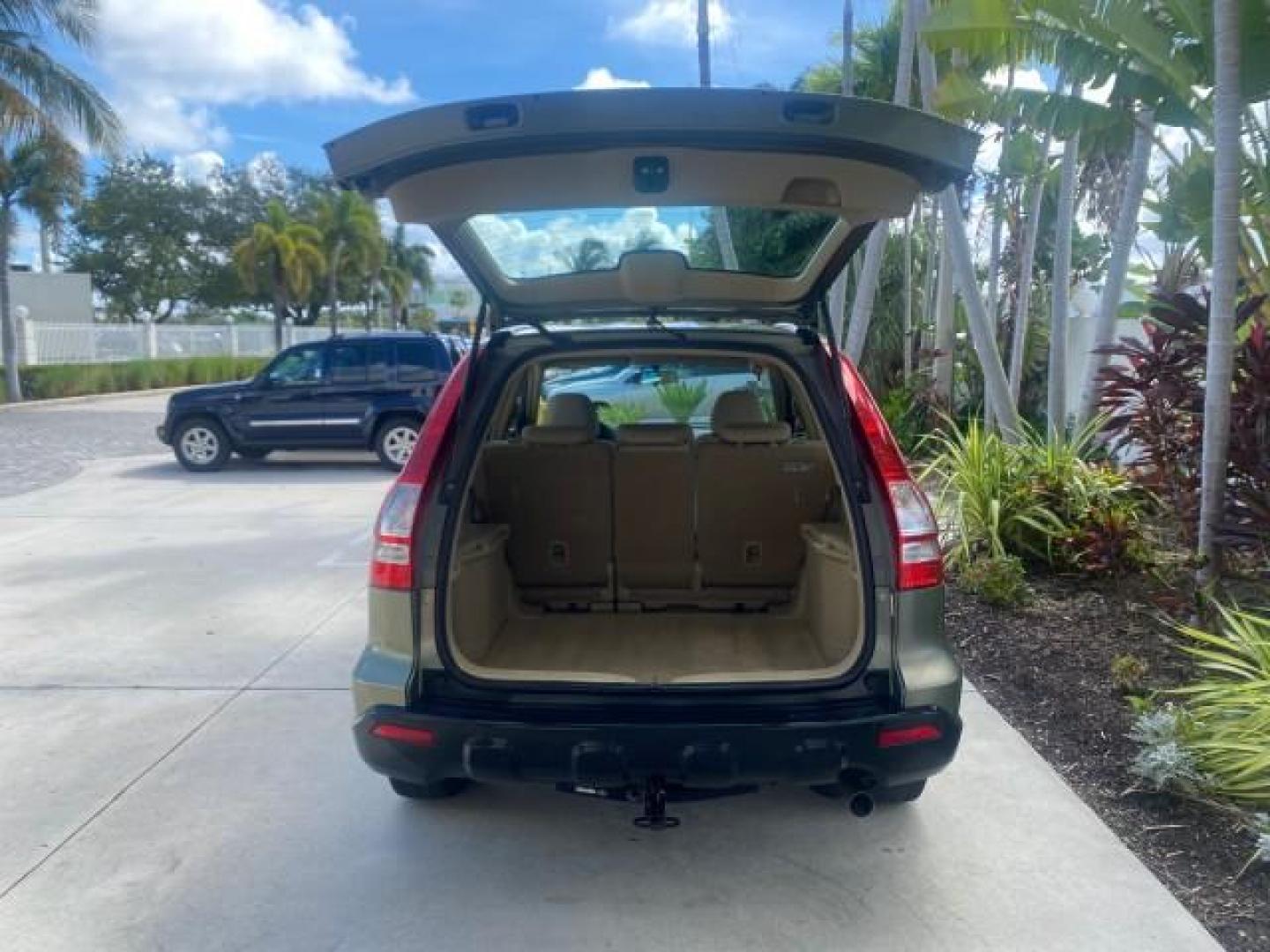 2009 Green Tea Metallic /Ivory Honda CR-V LX 1 OWNER LOW MILES 14,629 (5J6RE38349L) with an 2.4L DOHC MPFI 16-Valve i-VTEC I4 Engine engine, Automatic transmission, located at 4701 North Dixie Hwy, Pompano Beach, FL, 33064, (954) 422-2889, 26.240938, -80.123474 - OUR WEBPAGE FLORIDACARS1.COM HAS OVER 100 PHOTOS AND FREE CARFAX LINK 2009 HONDA CR-V LX VIN: 5J6RE38349L028673 5 J 6 R E 3 8 3 4 9 L 0 2 8 6 7 3 4 DOOR WAGON/SPORT UTILITY 2.4L I4 F DOHC 16V GASOLINE FRONT WHEEL DRIVE Presenting one of the finest Honda CR-V's weve ever listed! This incredible 1-own - Photo#76