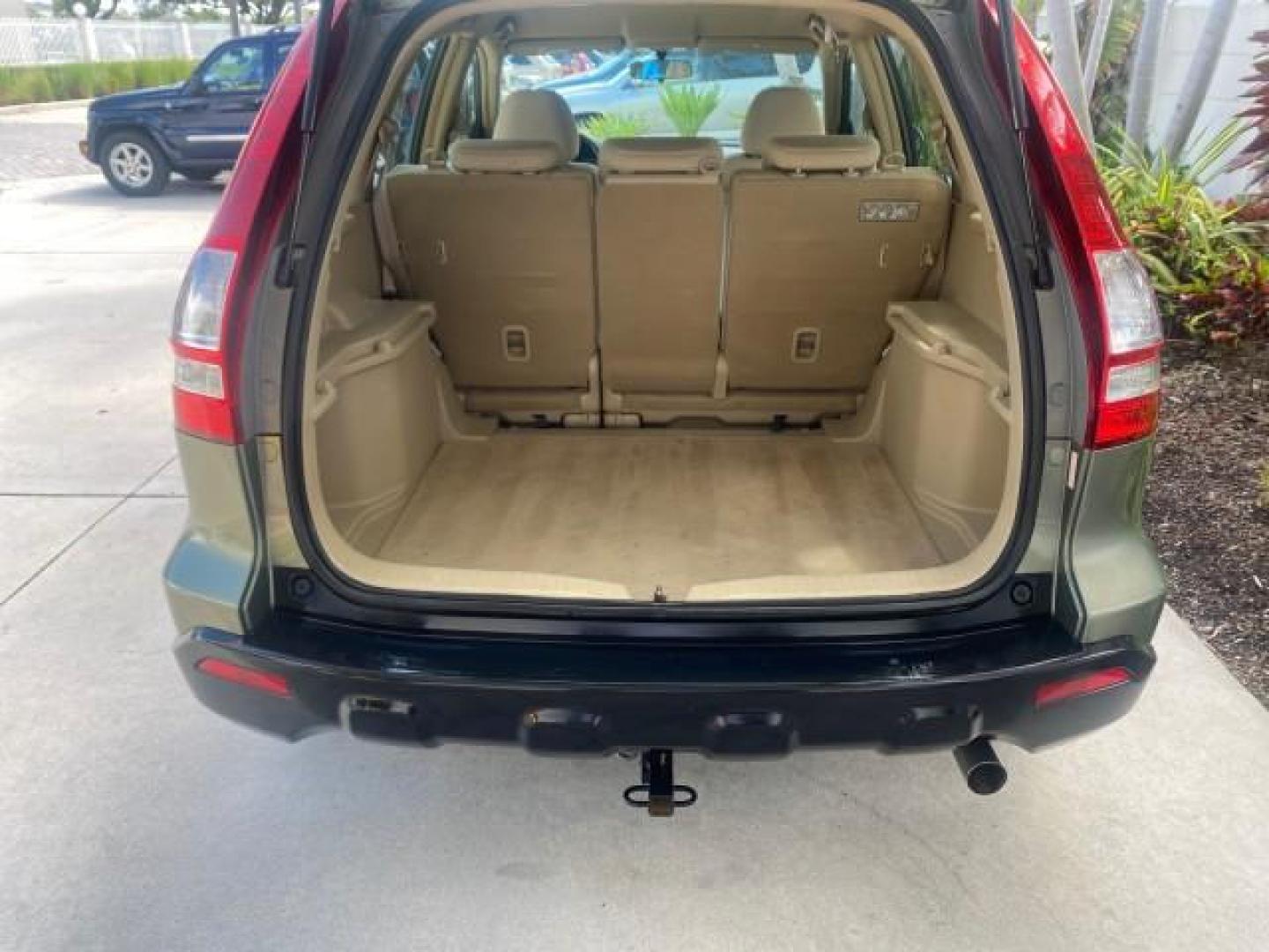 2009 Green Tea Metallic /Ivory Honda CR-V LX 1 OWNER LOW MILES 14,629 (5J6RE38349L) with an 2.4L DOHC MPFI 16-Valve i-VTEC I4 Engine engine, Automatic transmission, located at 4701 North Dixie Hwy, Pompano Beach, FL, 33064, (954) 422-2889, 26.240938, -80.123474 - OUR WEBPAGE FLORIDACARS1.COM HAS OVER 100 PHOTOS AND FREE CARFAX LINK 2009 HONDA CR-V LX VIN: 5J6RE38349L028673 5 J 6 R E 3 8 3 4 9 L 0 2 8 6 7 3 4 DOOR WAGON/SPORT UTILITY 2.4L I4 F DOHC 16V GASOLINE FRONT WHEEL DRIVE Presenting one of the finest Honda CR-V's weve ever listed! This incredible 1-own - Photo#77