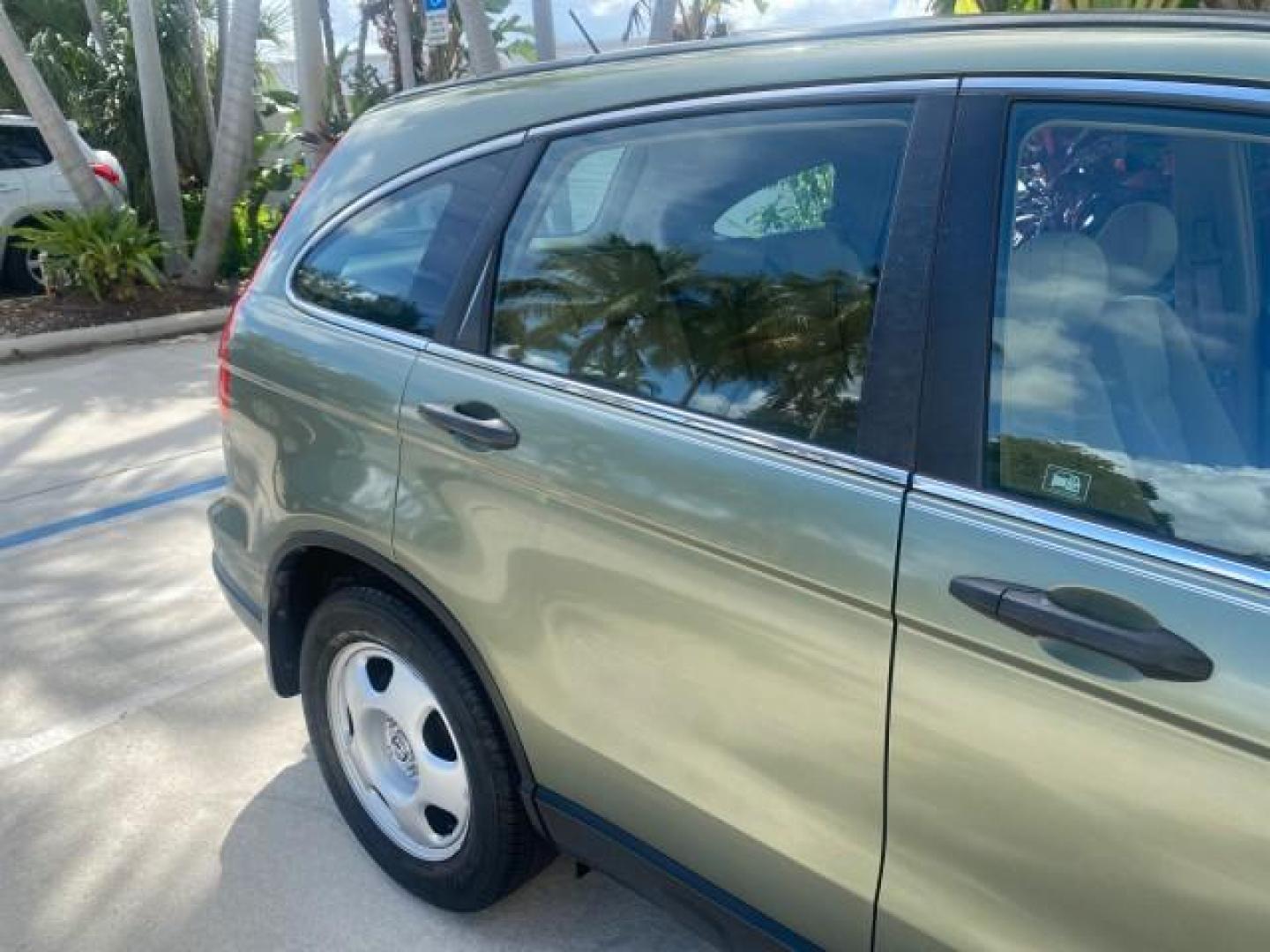 2009 Green Tea Metallic /Ivory Honda CR-V LX 1 OWNER LOW MILES 14,629 (5J6RE38349L) with an 2.4L DOHC MPFI 16-Valve i-VTEC I4 Engine engine, Automatic transmission, located at 4701 North Dixie Hwy, Pompano Beach, FL, 33064, (954) 422-2889, 26.240938, -80.123474 - OUR WEBPAGE FLORIDACARS1.COM HAS OVER 100 PHOTOS AND FREE CARFAX LINK 2009 HONDA CR-V LX VIN: 5J6RE38349L028673 5 J 6 R E 3 8 3 4 9 L 0 2 8 6 7 3 4 DOOR WAGON/SPORT UTILITY 2.4L I4 F DOHC 16V GASOLINE FRONT WHEEL DRIVE Presenting one of the finest Honda CR-V's weve ever listed! This incredible 1-own - Photo#97