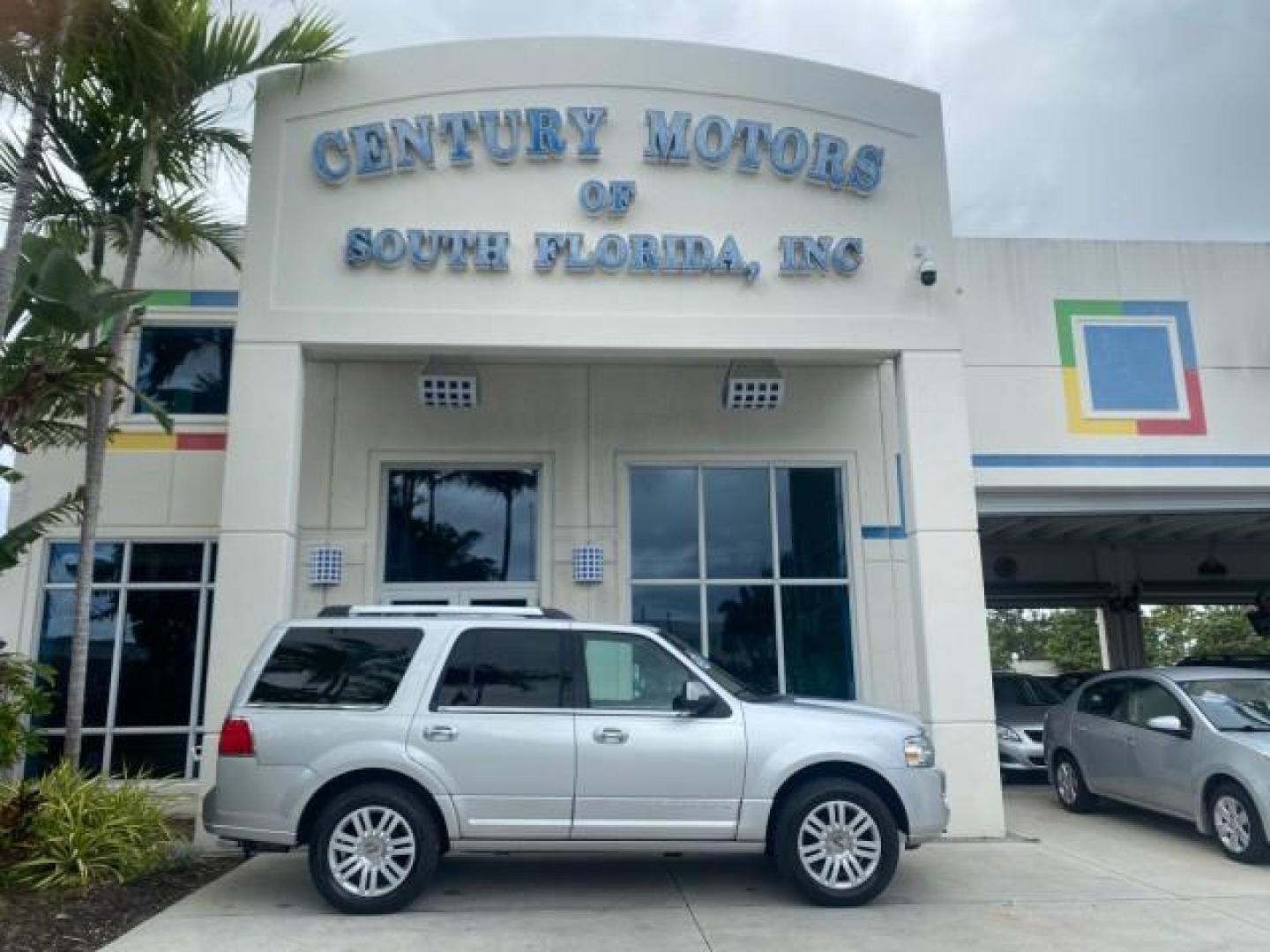 2011 White Platinum Tri-Coat Metallic /Stone Lincoln Navigator 1 OWNER FLORIDA SUNROOF (5LMJJ2H50BE) with an 5.4L SOHC 24-Valve V8 FFV Engine engine, Automatic transmission, located at 4701 North Dixie Hwy, Pompano Beach, FL, 33064, (954) 422-2889, 26.240938, -80.123474 - OUR WEBPAGE FLORIDACARS1.COM HAS OVER 100 PHOTOS AND FREE CARFAX LINK 2011 LINCOLN NAVIGATOR VIN: 5LMJJ2H50BEJ08212 5 L M J J 2 H 5 0 B E J 0 8 2 1 2 4 DOOR WAGON/SPORT UTILITY 5.4L V8 F SOHC 24V FLEX FUEL REAR WHEEL DRIVE Features A/C Seat(s) ABS Brakes Air Conditioning Alloy Wheels AM/FM Stereo Au - Photo#0