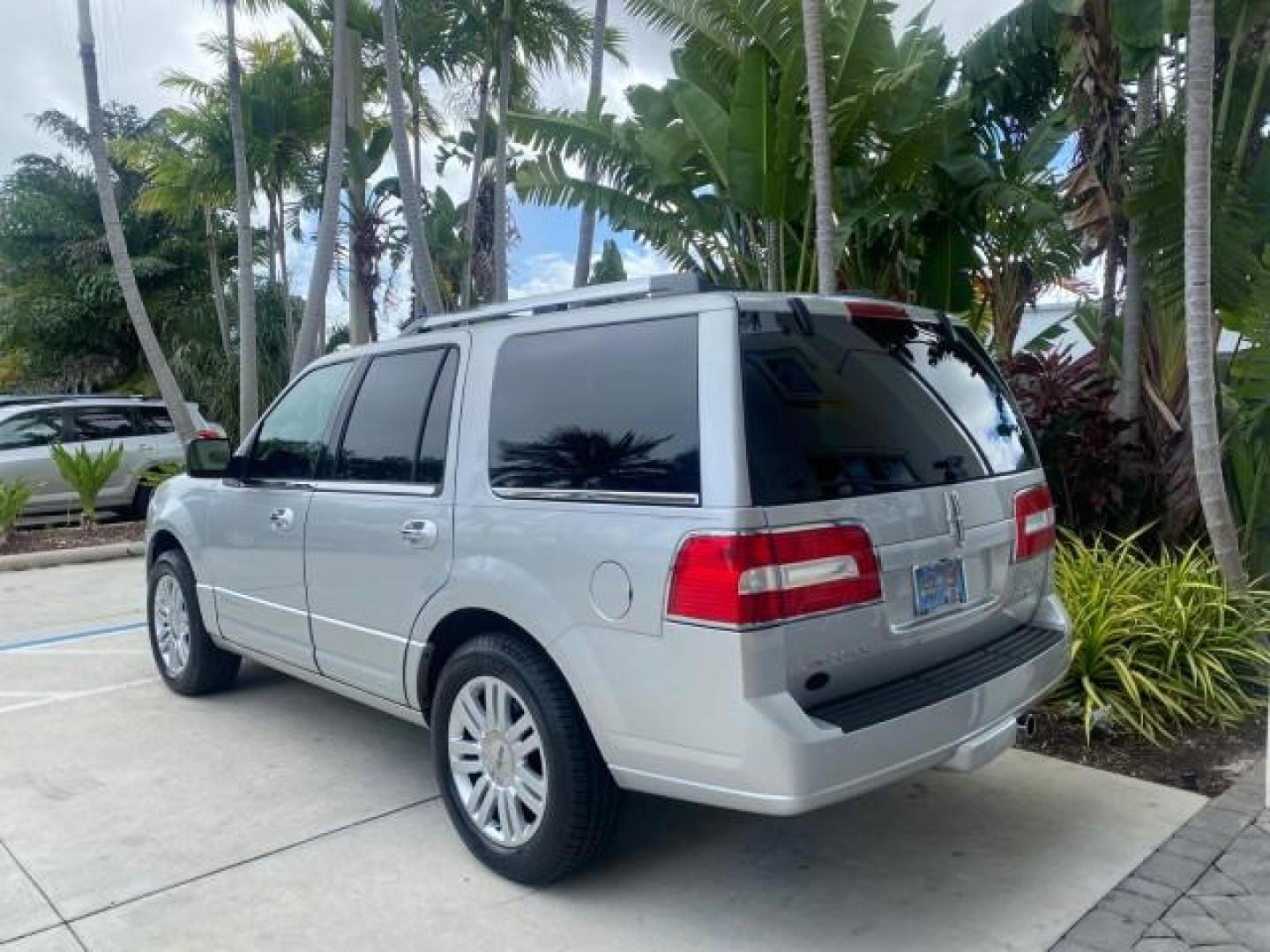 2011 White Platinum Tri-Coat Metallic /Stone Lincoln Navigator 1 OWNER FLORIDA SUNROOF (5LMJJ2H50BE) with an 5.4L SOHC 24-Valve V8 FFV Engine engine, Automatic transmission, located at 4701 North Dixie Hwy, Pompano Beach, FL, 33064, (954) 422-2889, 26.240938, -80.123474 - OUR WEBPAGE FLORIDACARS1.COM HAS OVER 100 PHOTOS AND FREE CARFAX LINK 2011 LINCOLN NAVIGATOR VIN: 5LMJJ2H50BEJ08212 5 L M J J 2 H 5 0 B E J 0 8 2 1 2 4 DOOR WAGON/SPORT UTILITY 5.4L V8 F SOHC 24V FLEX FUEL REAR WHEEL DRIVE Features A/C Seat(s) ABS Brakes Air Conditioning Alloy Wheels AM/FM Stereo Au - Photo#5