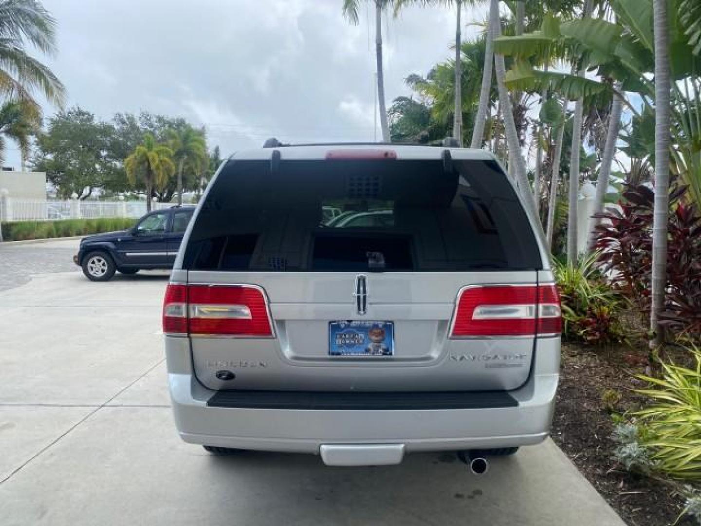2011 White Platinum Tri-Coat Metallic /Stone Lincoln Navigator 1 OWNER FLORIDA SUNROOF (5LMJJ2H50BE) with an 5.4L SOHC 24-Valve V8 FFV Engine engine, Automatic transmission, located at 4701 North Dixie Hwy, Pompano Beach, FL, 33064, (954) 422-2889, 26.240938, -80.123474 - OUR WEBPAGE FLORIDACARS1.COM HAS OVER 100 PHOTOS AND FREE CARFAX LINK 2011 LINCOLN NAVIGATOR VIN: 5LMJJ2H50BEJ08212 5 L M J J 2 H 5 0 B E J 0 8 2 1 2 4 DOOR WAGON/SPORT UTILITY 5.4L V8 F SOHC 24V FLEX FUEL REAR WHEEL DRIVE Features A/C Seat(s) ABS Brakes Air Conditioning Alloy Wheels AM/FM Stereo Au - Photo#6