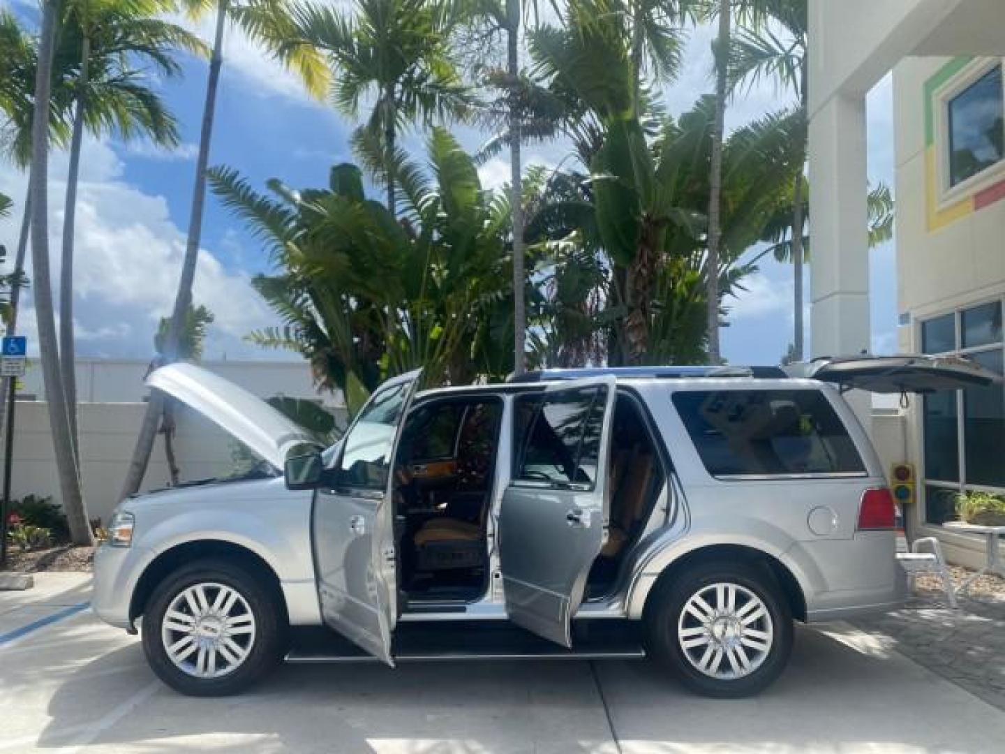 2011 White Platinum Tri-Coat Metallic /Stone Lincoln Navigator 1 OWNER FLORIDA SUNROOF (5LMJJ2H50BE) with an 5.4L SOHC 24-Valve V8 FFV Engine engine, Automatic transmission, located at 4701 North Dixie Hwy, Pompano Beach, FL, 33064, (954) 422-2889, 26.240938, -80.123474 - OUR WEBPAGE FLORIDACARS1.COM HAS OVER 100 PHOTOS AND FREE CARFAX LINK 2011 LINCOLN NAVIGATOR VIN: 5LMJJ2H50BEJ08212 5 L M J J 2 H 5 0 B E J 0 8 2 1 2 4 DOOR WAGON/SPORT UTILITY 5.4L V8 F SOHC 24V FLEX FUEL REAR WHEEL DRIVE Features A/C Seat(s) ABS Brakes Air Conditioning Alloy Wheels AM/FM Stereo Au - Photo#8