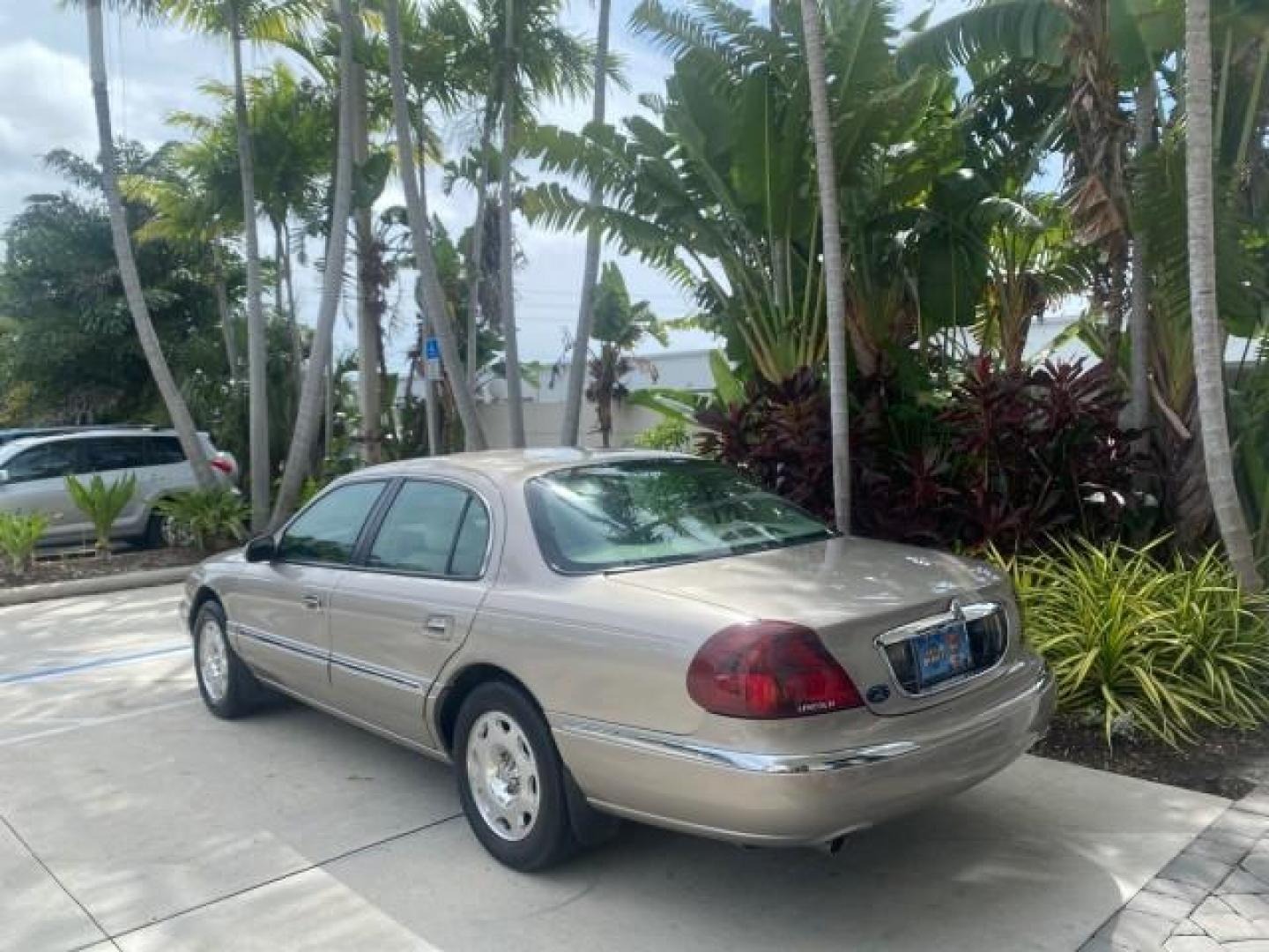 2002 Lt Parchment Gold Metallic /Light Graphite Lincoln Continental LOW MILES 60,071 1 OWNER FLORIDA (1LNHM97V12Y) with an 4.6L DOHC 32-Valve V8 Intech Engine engine, Automatic transmission, located at 4701 North Dixie Hwy, Pompano Beach, FL, 33064, (954) 422-2889, 26.240938, -80.123474 - OUR WEBPAGE FLORIDACARS1.COM HAS OVER 100 PHOTOS AND FREE CARFAX LINK 2002 LINCOLN CONTINENTAL VIN: 1LNHM97V12Y600863 1 L N H M 9 7 V 1 2 Y 6 0 0 8 6 3 SEDAN 4 DR 4.6L V8 F DOHC 32V GASOLINE FRONT WHEEL DRIVE Features ABS Brakes Air Conditioning Alloy Wheels AM/FM Stereo Automatic Transmission Casse - Photo#5