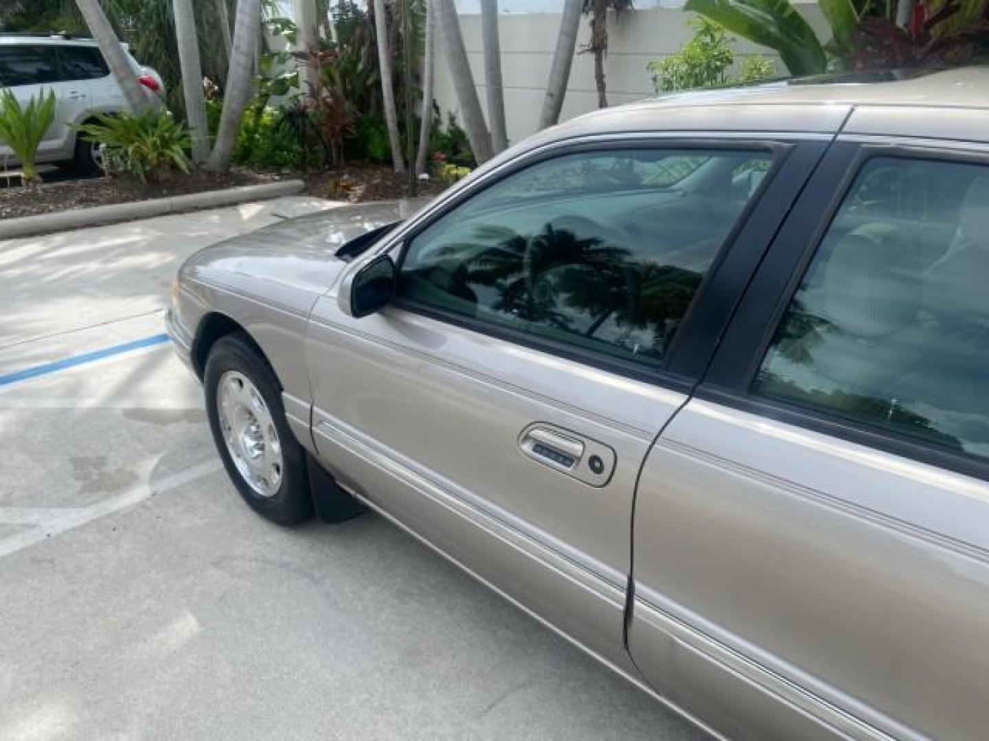 2002 Lt Parchment Gold Metallic /Light Graphite Lincoln Continental LOW MILES 60,071 1 OWNER FLORIDA (1LNHM97V12Y) with an 4.6L DOHC 32-Valve V8 Intech Engine engine, Automatic transmission, located at 4701 North Dixie Hwy, Pompano Beach, FL, 33064, (954) 422-2889, 26.240938, -80.123474 - OUR WEBPAGE FLORIDACARS1.COM HAS OVER 100 PHOTOS AND FREE CARFAX LINK 2002 LINCOLN CONTINENTAL VIN: 1LNHM97V12Y600863 1 L N H M 9 7 V 1 2 Y 6 0 0 8 6 3 SEDAN 4 DR 4.6L V8 F DOHC 32V GASOLINE FRONT WHEEL DRIVE Features ABS Brakes Air Conditioning Alloy Wheels AM/FM Stereo Automatic Transmission Casse - Photo#27