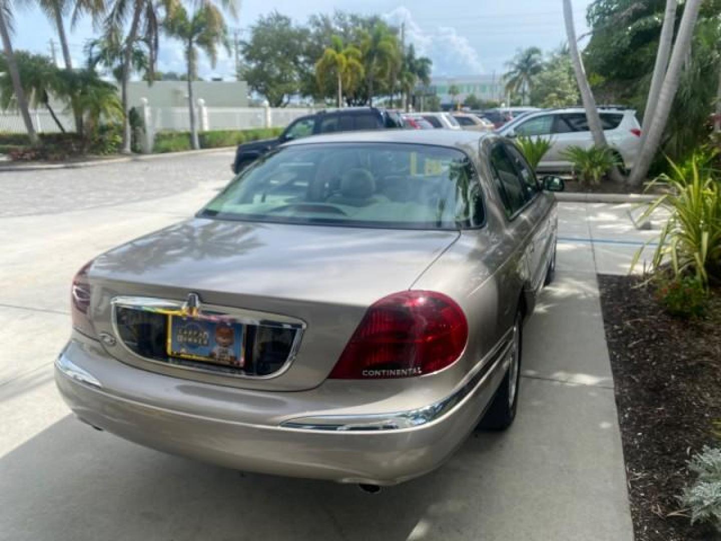 2002 Lt Parchment Gold Metallic /Light Graphite Lincoln Continental LOW MILES 60,071 1 OWNER FLORIDA (1LNHM97V12Y) with an 4.6L DOHC 32-Valve V8 Intech Engine engine, Automatic transmission, located at 4701 North Dixie Hwy, Pompano Beach, FL, 33064, (954) 422-2889, 26.240938, -80.123474 - OUR WEBPAGE FLORIDACARS1.COM HAS OVER 100 PHOTOS AND FREE CARFAX LINK 2002 LINCOLN CONTINENTAL VIN: 1LNHM97V12Y600863 1 L N H M 9 7 V 1 2 Y 6 0 0 8 6 3 SEDAN 4 DR 4.6L V8 F DOHC 32V GASOLINE FRONT WHEEL DRIVE Features ABS Brakes Air Conditioning Alloy Wheels AM/FM Stereo Automatic Transmission Casse - Photo#77