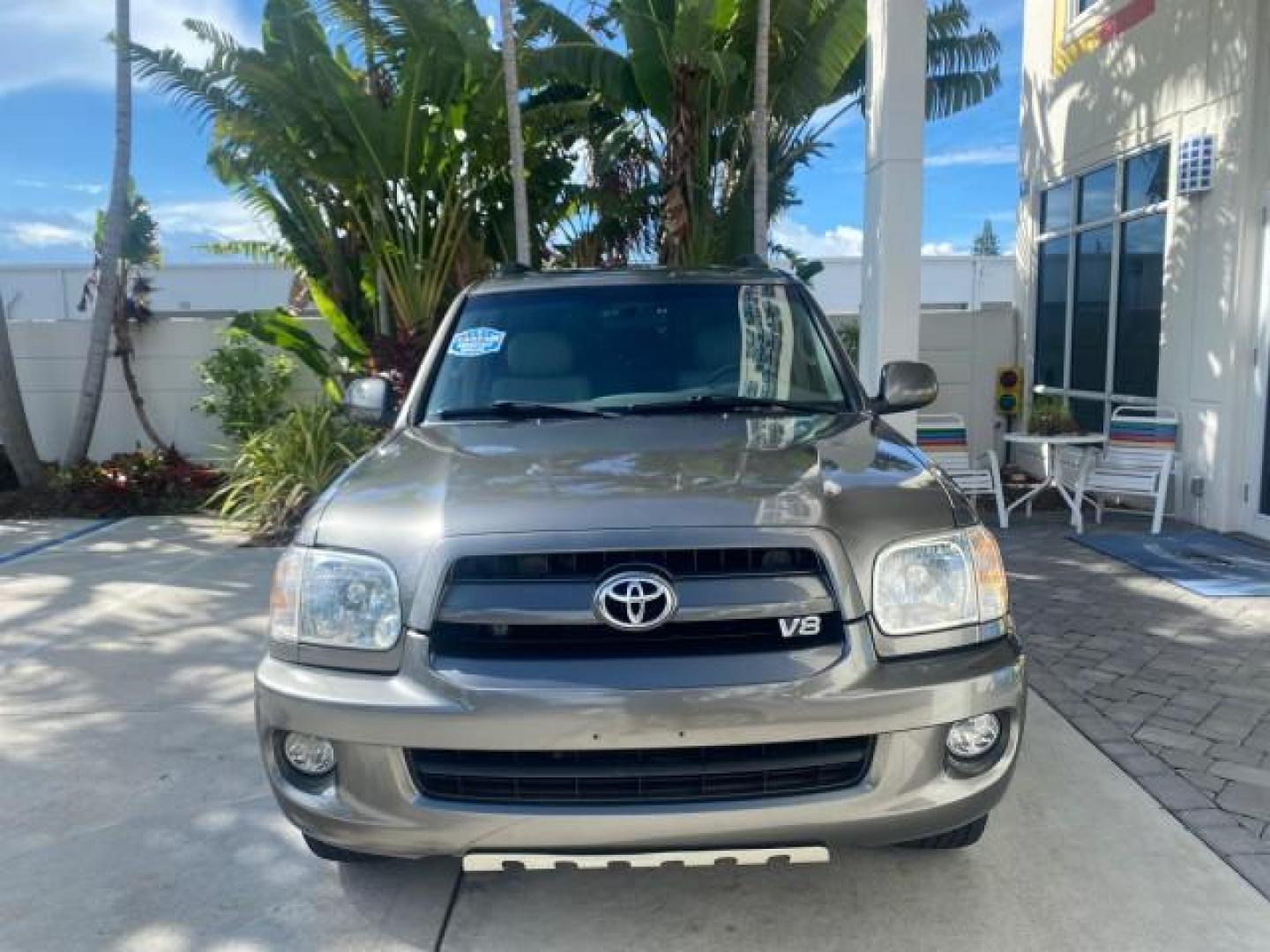 2007 Phantom Gray Pearl /Light Charcoal Toyota Sequoia SR5 LEATHER LIKE NEW (5TDZT34A47S) with an 4.7L DOHC EFI 32-Valve V8 i-Force VVT-i Engine engine, Automatic transmission, located at 4701 North Dixie Hwy, Pompano Beach, FL, 33064, (954) 422-2889, 26.240938, -80.123474 - OUR WEBPAGE FLORIDACARS1.COM HAS OVER 100 PHOTOS AND FREE CARFAX LINK 2007 TOYOTA SEQUOIA SR5 VIN: 5TDZT34A47S287188 5 T D Z T 3 4 A 4 7 S 2 8 7 1 8 8 4 DOOR WAGON/SPORT UTILITY 4.7L V8 F DOHC 32V GASOLINE REAR WHEEL DRIVE Features ABS Brakes Air Conditioning AM/FM Stereo Automatic Transmission Cass - Photo#2