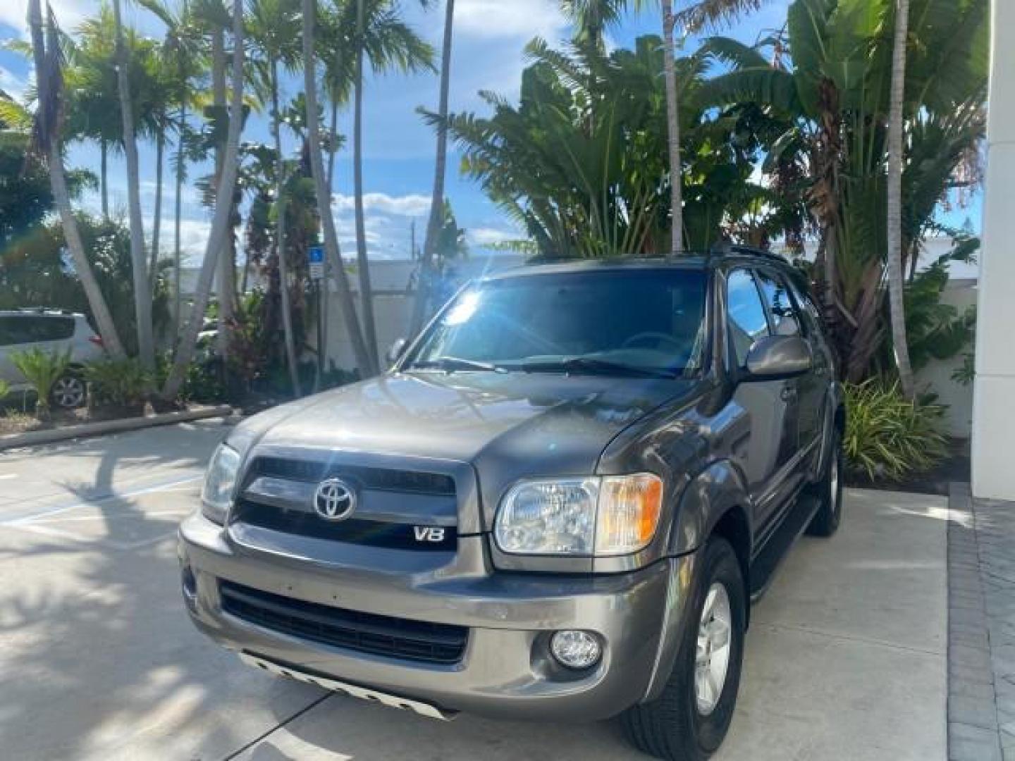 2007 Phantom Gray Pearl /Light Charcoal Toyota Sequoia SR5 LEATHER LIKE NEW (5TDZT34A47S) with an 4.7L DOHC EFI 32-Valve V8 i-Force VVT-i Engine engine, Automatic transmission, located at 4701 North Dixie Hwy, Pompano Beach, FL, 33064, (954) 422-2889, 26.240938, -80.123474 - OUR WEBPAGE FLORIDACARS1.COM HAS OVER 100 PHOTOS AND FREE CARFAX LINK 2007 TOYOTA SEQUOIA SR5 VIN: 5TDZT34A47S287188 5 T D Z T 3 4 A 4 7 S 2 8 7 1 8 8 4 DOOR WAGON/SPORT UTILITY 4.7L V8 F DOHC 32V GASOLINE REAR WHEEL DRIVE Features ABS Brakes Air Conditioning AM/FM Stereo Automatic Transmission Cass - Photo#3