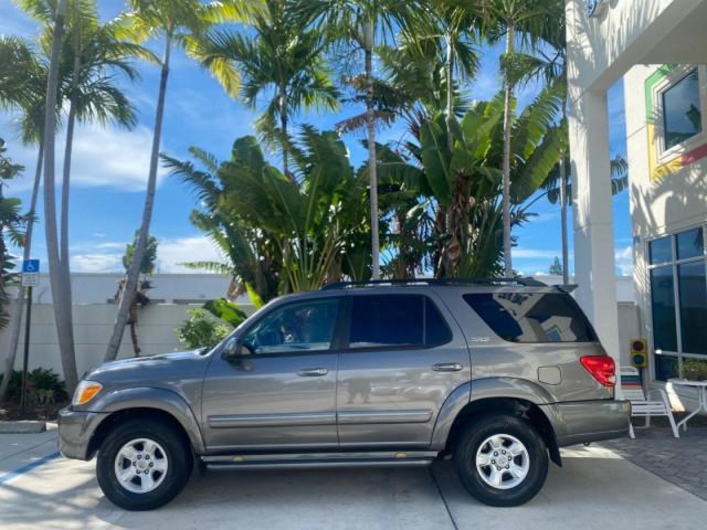 2007 Phantom Gray Pearl /Light Charcoal Toyota Sequoia SR5 LEATHER LIKE NEW (5TDZT34A47S) with an 4.7L DOHC EFI 32-Valve V8 i-Force VVT-i Engine engine, Automatic transmission, located at 4701 North Dixie Hwy, Pompano Beach, FL, 33064, (954) 422-2889, 26.240938, -80.123474 - OUR WEBPAGE FLORIDACARS1.COM HAS OVER 100 PHOTOS AND FREE CARFAX LINK 2007 TOYOTA SEQUOIA SR5 VIN: 5TDZT34A47S287188 5 T D Z T 3 4 A 4 7 S 2 8 7 1 8 8 4 DOOR WAGON/SPORT UTILITY 4.7L V8 F DOHC 32V GASOLINE REAR WHEEL DRIVE Features ABS Brakes Air Conditioning AM/FM Stereo Automatic Transmission Cass - Photo#4